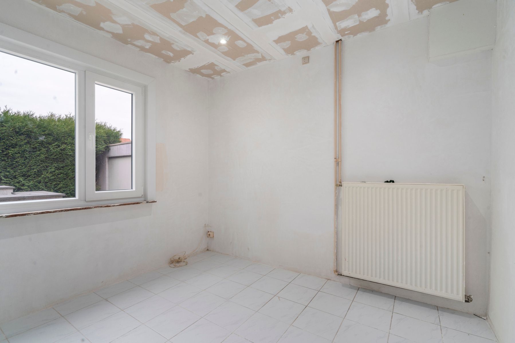 Deels te renoveren woning met 3 slaapkamers en garage foto 6