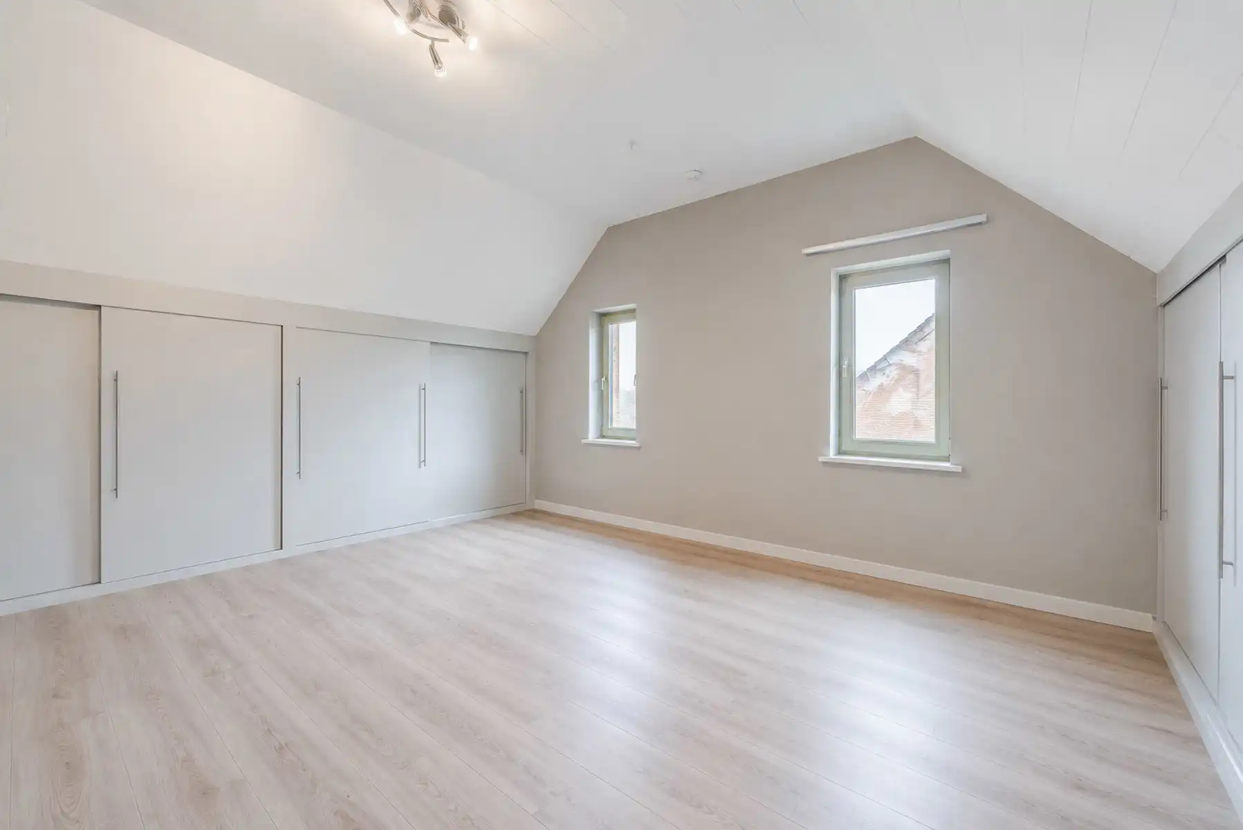 ruime woning met 4 slaapkamers op een fraai hoekperceel  foto 21