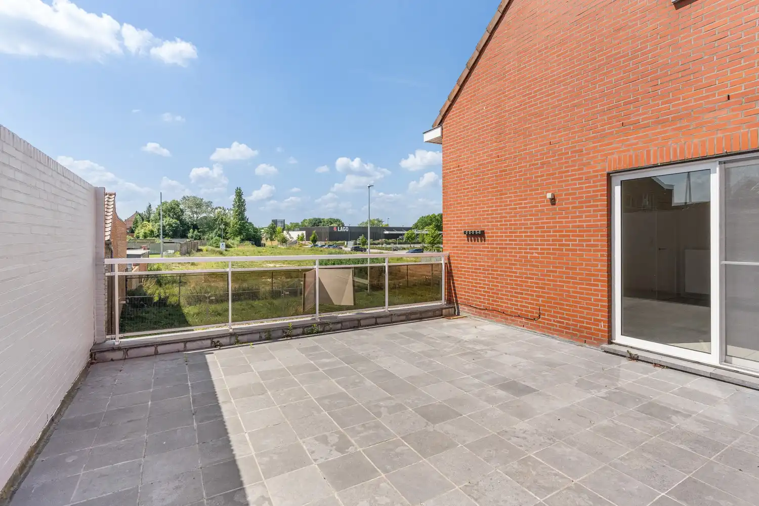 Instapklaar appartement met groot terras op gunstige locatie! foto 12