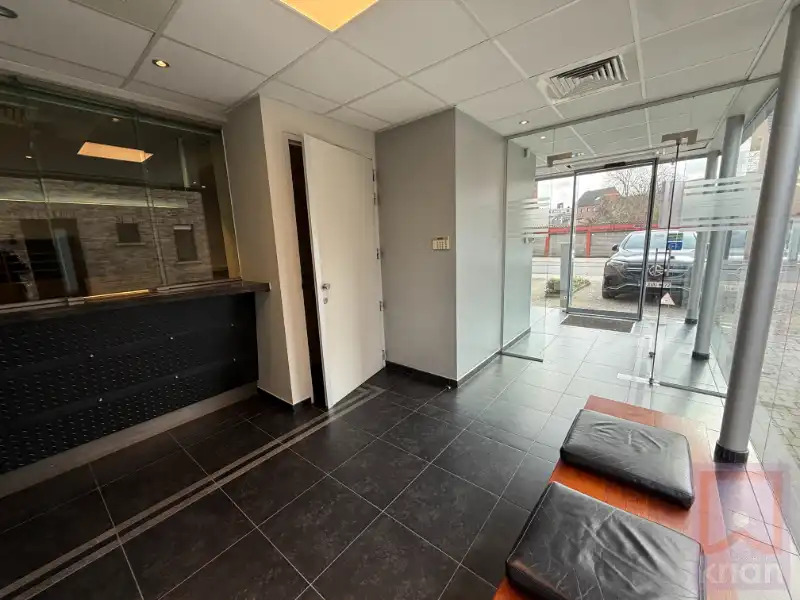 Stijlvol kantoor/handelspand op toplocatie centrum Geel met parking! foto 4