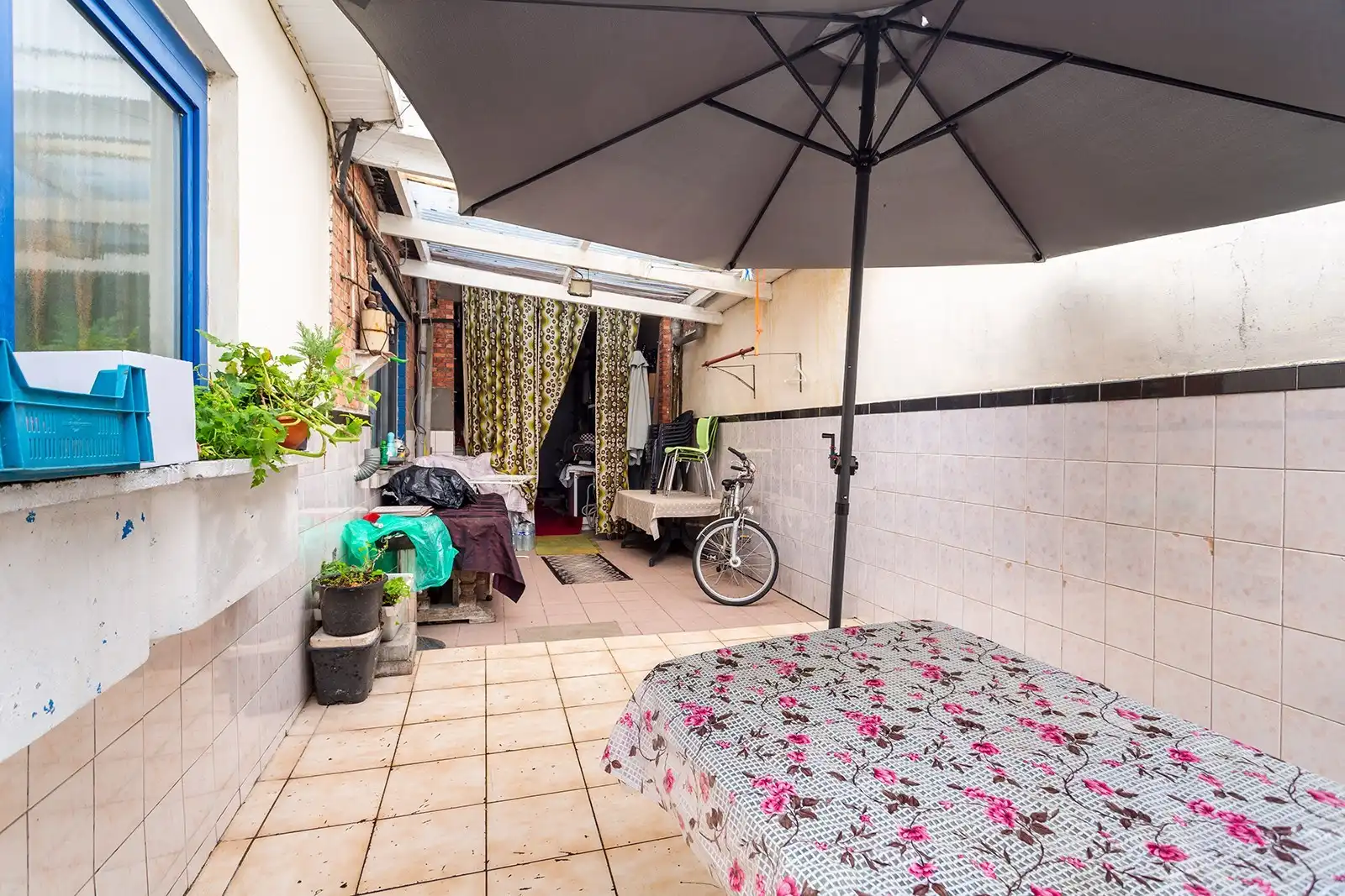 Op te frissen ruime woning met 7 slpk,3 badkamers,terras en garage foto 14