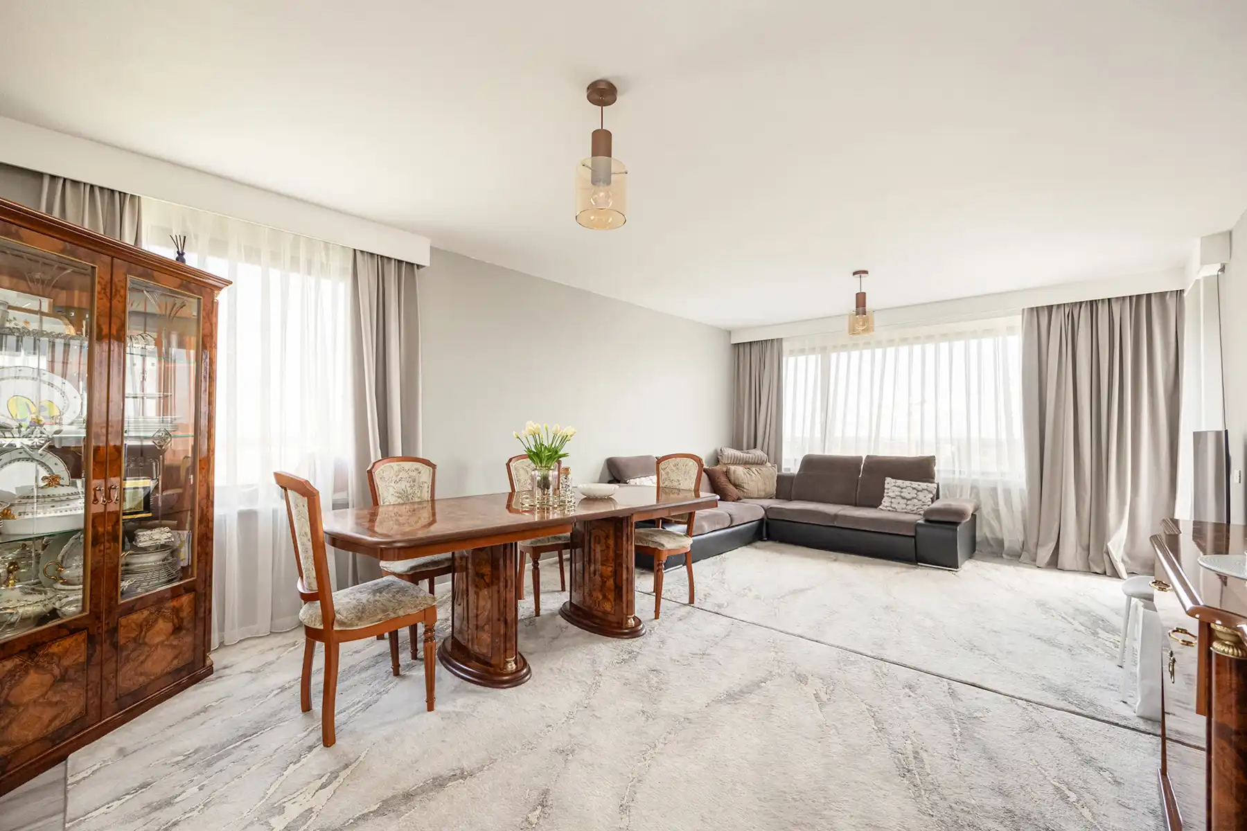 Ruim 3-slaapkamerappartement met panoramisch uitzicht foto {{pictureIndex}}