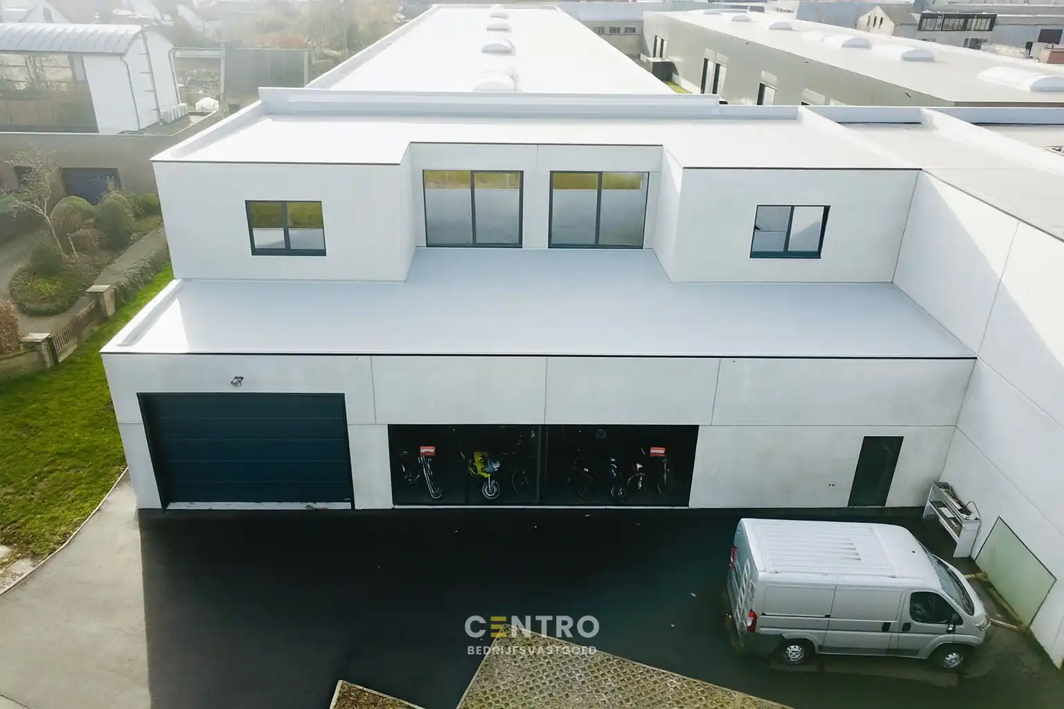 NB BEDRIJFSPAND bestaande uit MAGAZIJN met TOONZAAL/BURELEN en casco LOFT-APPARTEMENT met groot TERRAS. Op ambachtelijke zone "Schatting" te Zedelgem foto 3