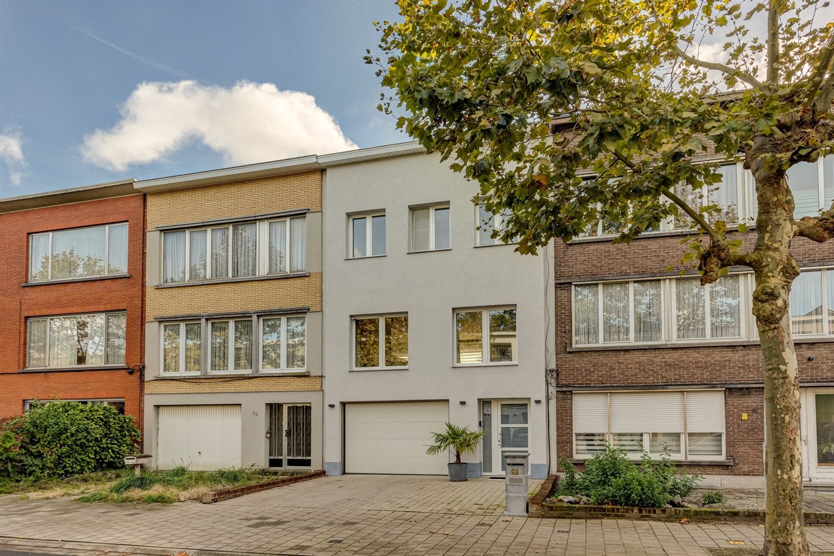 Gerenoveerde woning met garage, oprit en tuin foto 22