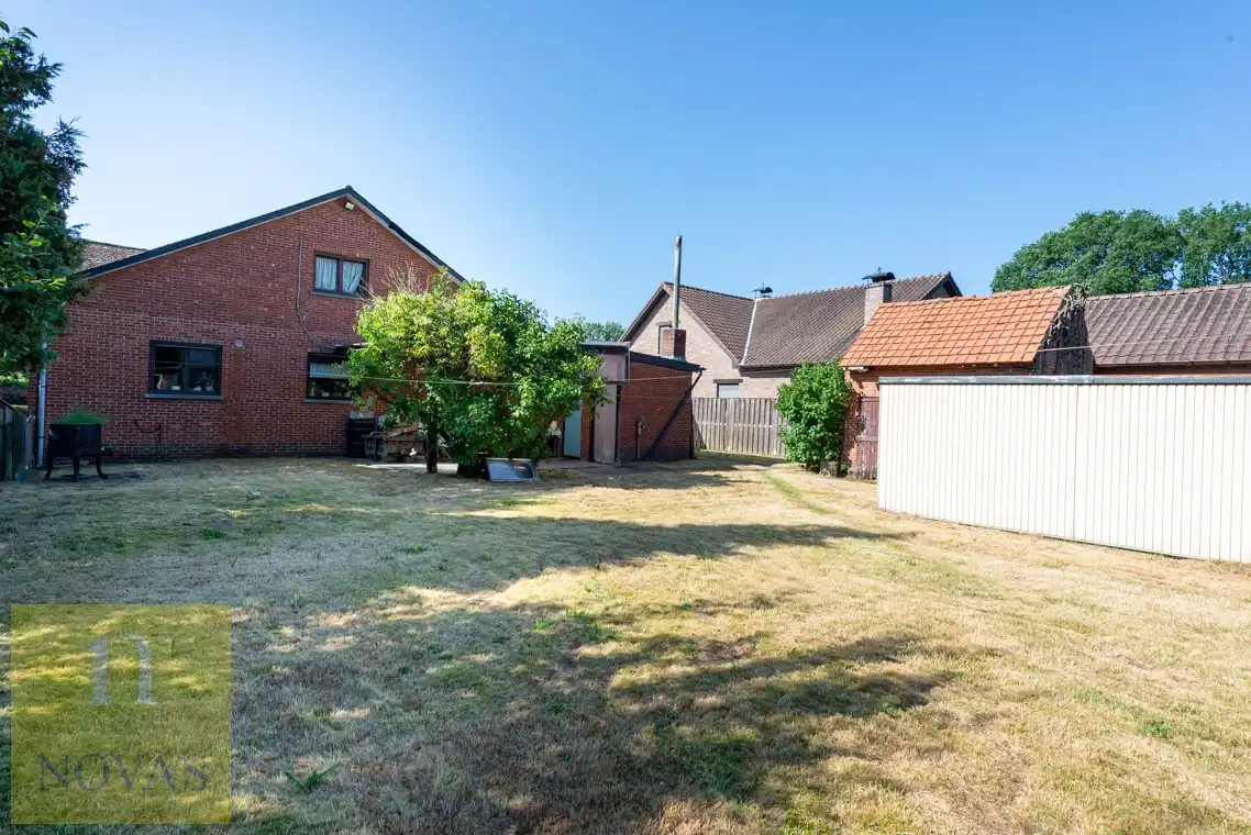 Landelijk gelegen woning op een perceel van 15 are, 23m straatbreedte foto 25