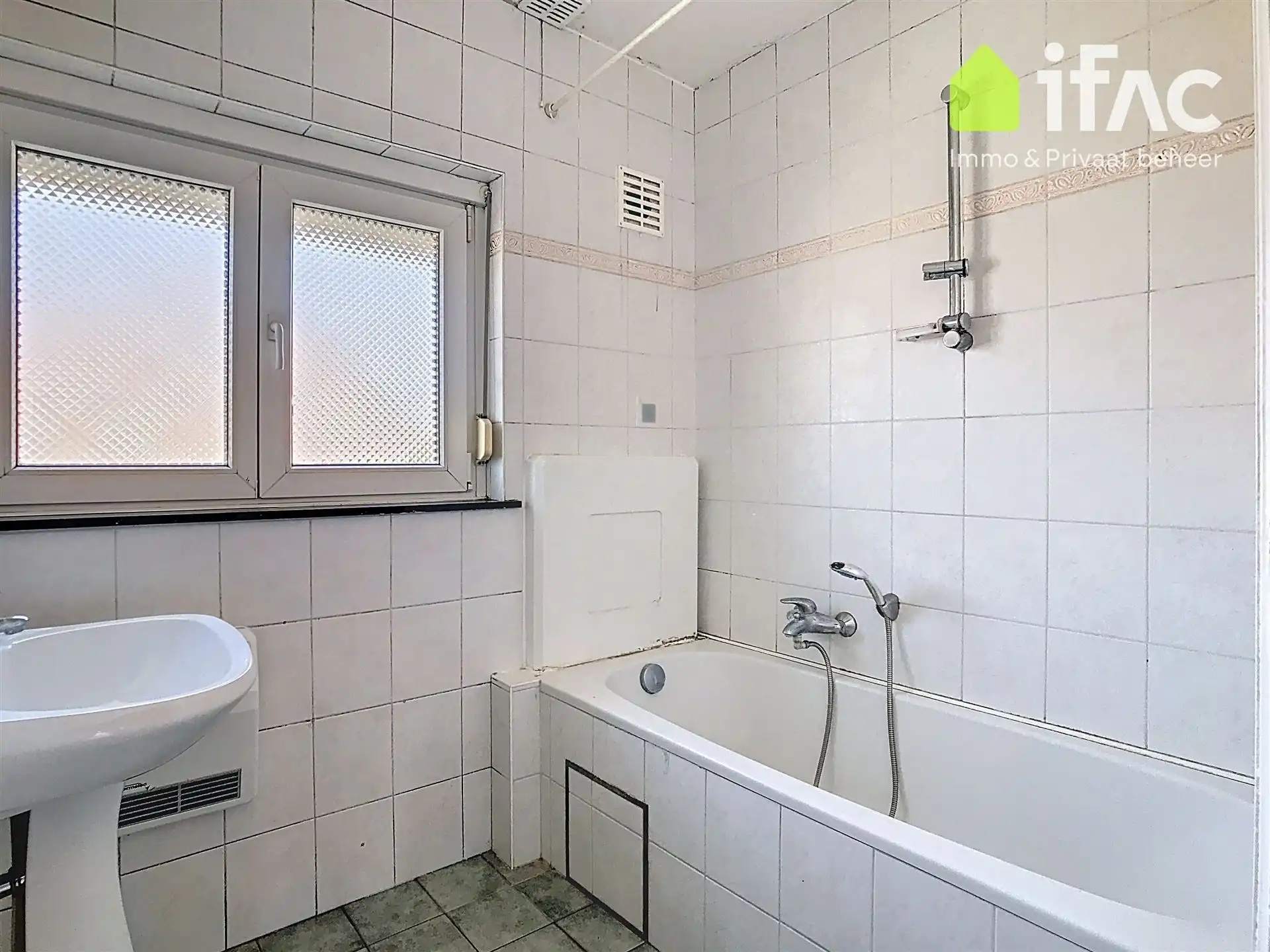 Huis met 2 slaapkamers, bureau en tuin foto 14