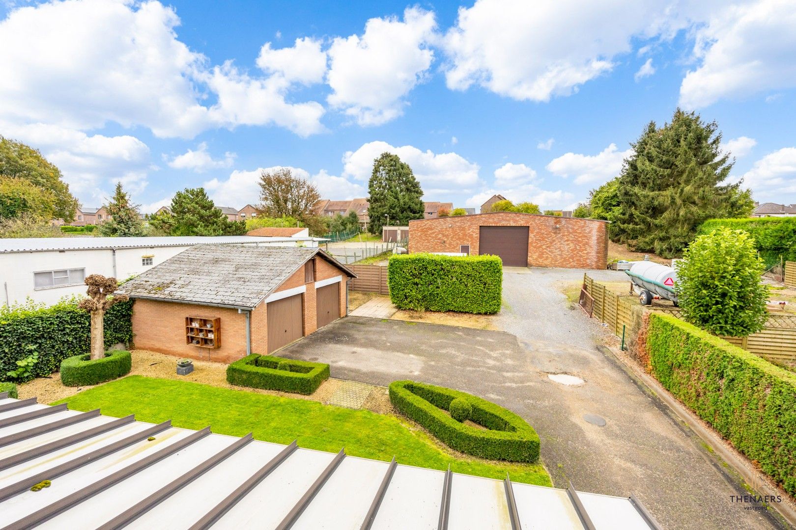 Zeer ruime woning met zes slaapkamers en loods van 400m2 foto 2