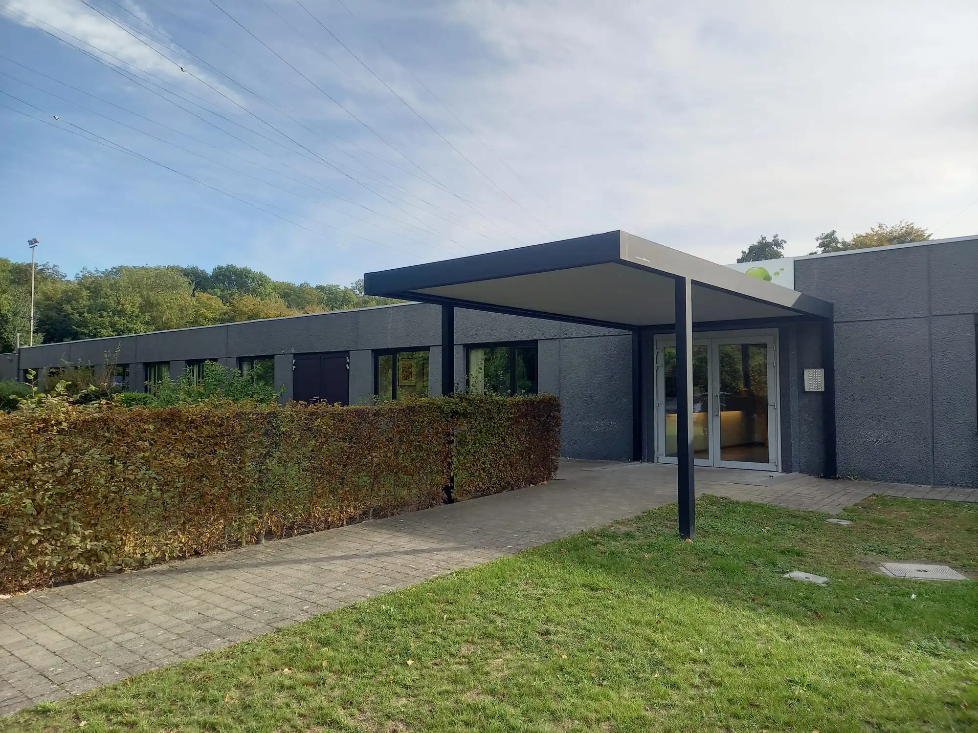 Atelier te huur met sectionaalpoort en bureel foto {{pictureIndex}}