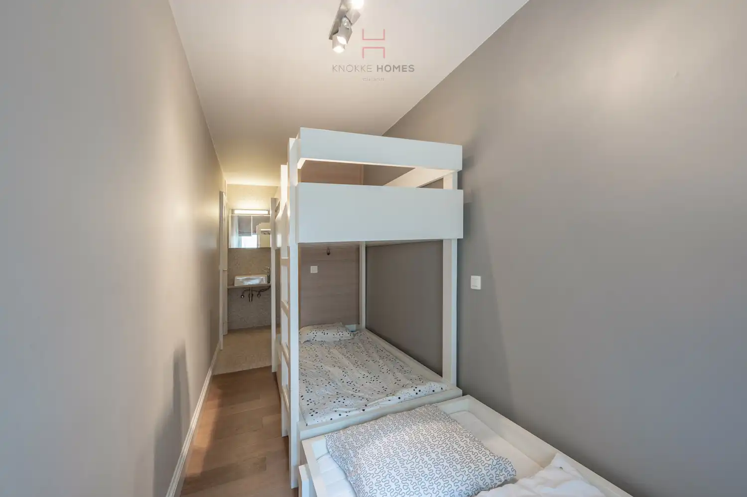 Instapklaar vernieuwd appartement met een mooi zijdelings zeezicht in Duinbergen foto 18