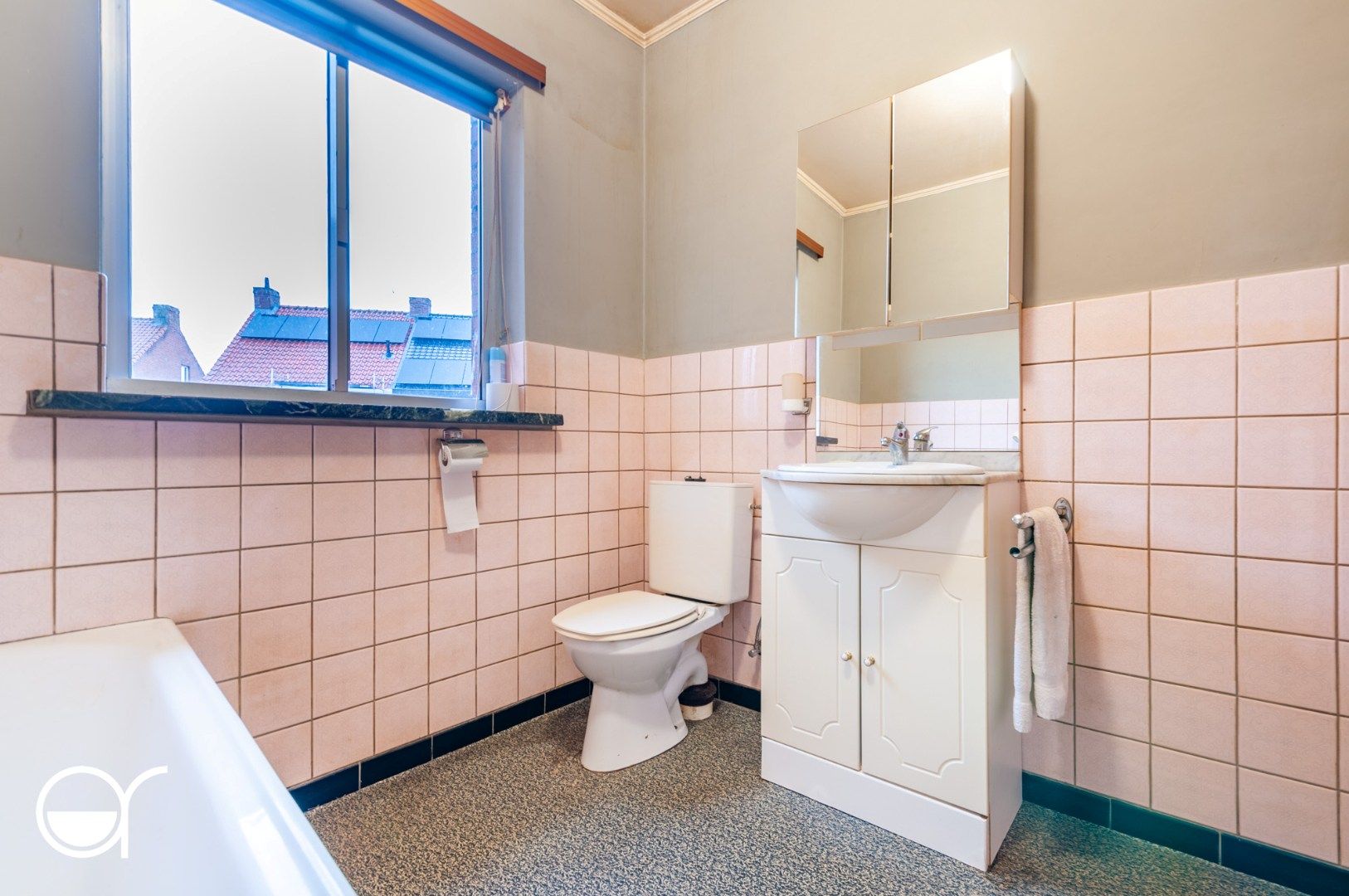 Op te frissen halfopen bebouwing met 5 garages in Mariakerke foto 17