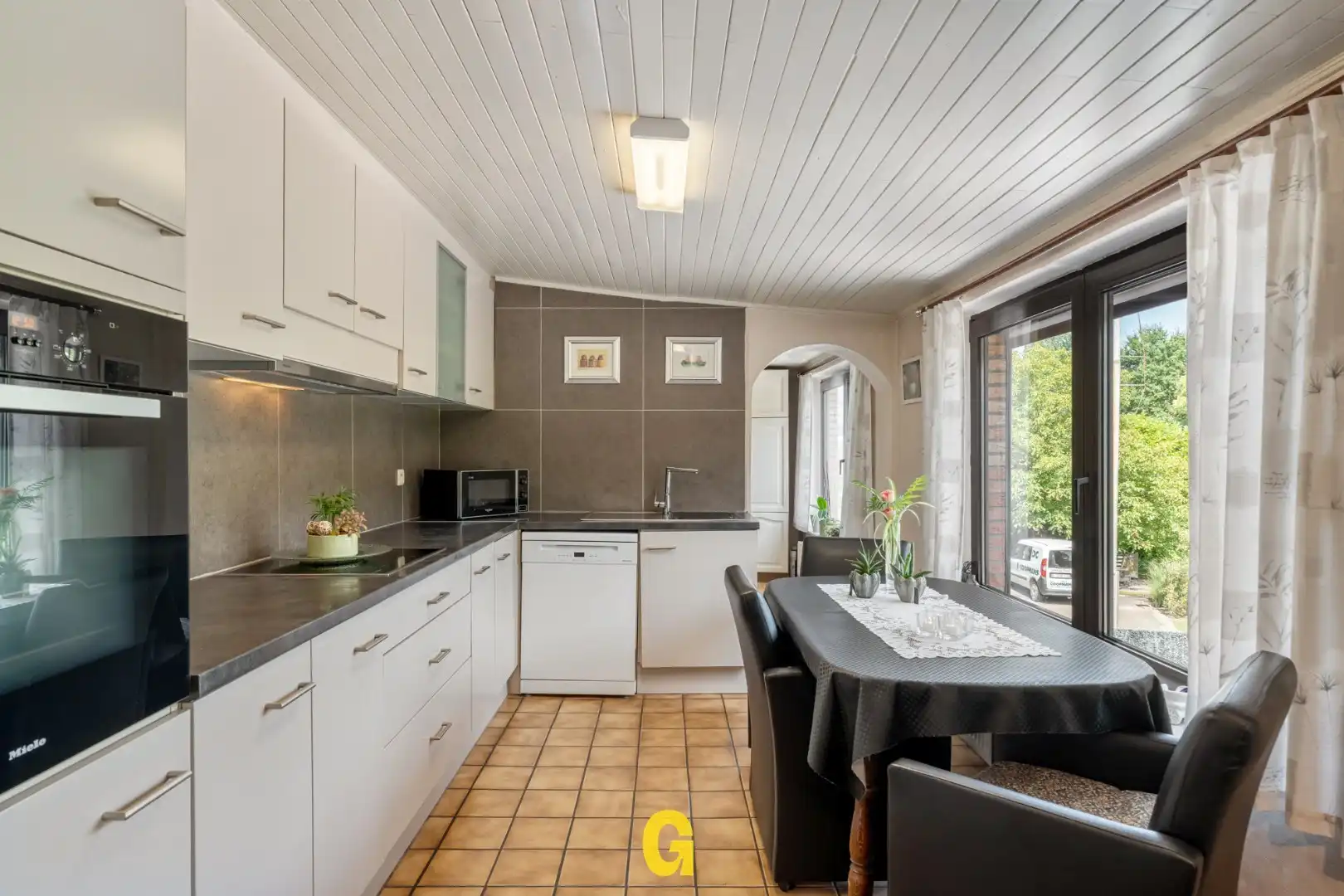 Op te frissen halfopen woning met 4 slaapkamers en achterliggende gronden op 33a 99ca, grenzend aan natuurgebied foto 7