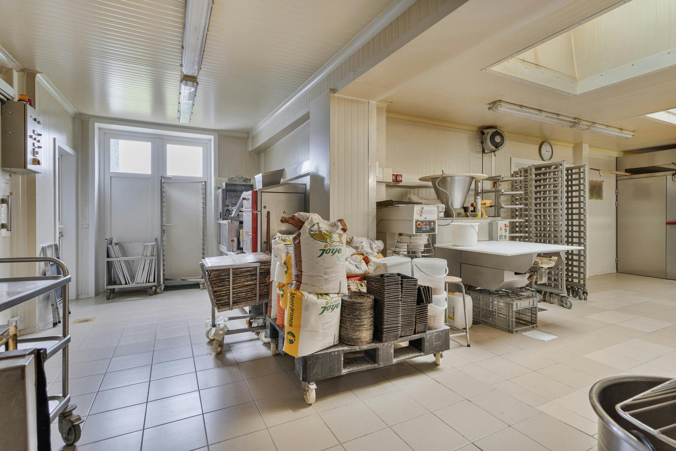 Centrumwoning met handelsruimte te koop in Beveren-Leie foto 17