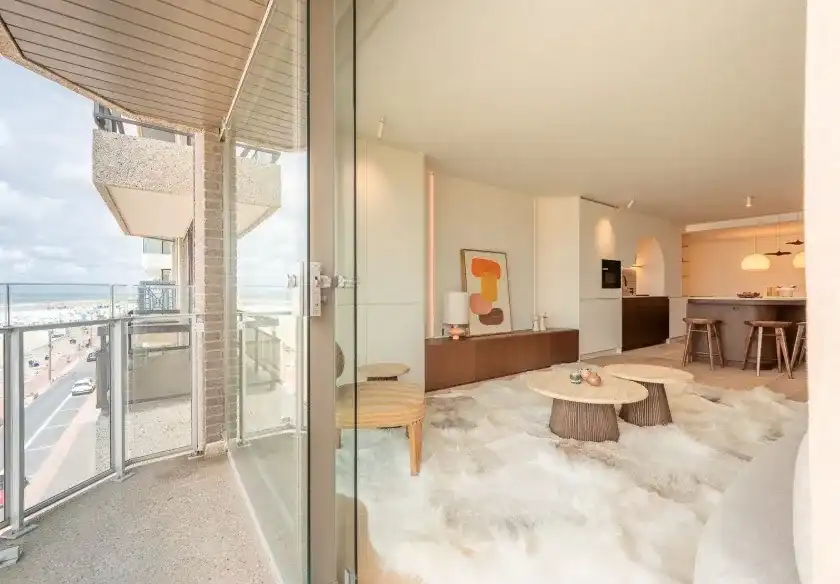 Exclusief gerenoveerd appartement met frontaal zeezicht op toplocatie in het Zoute foto 2