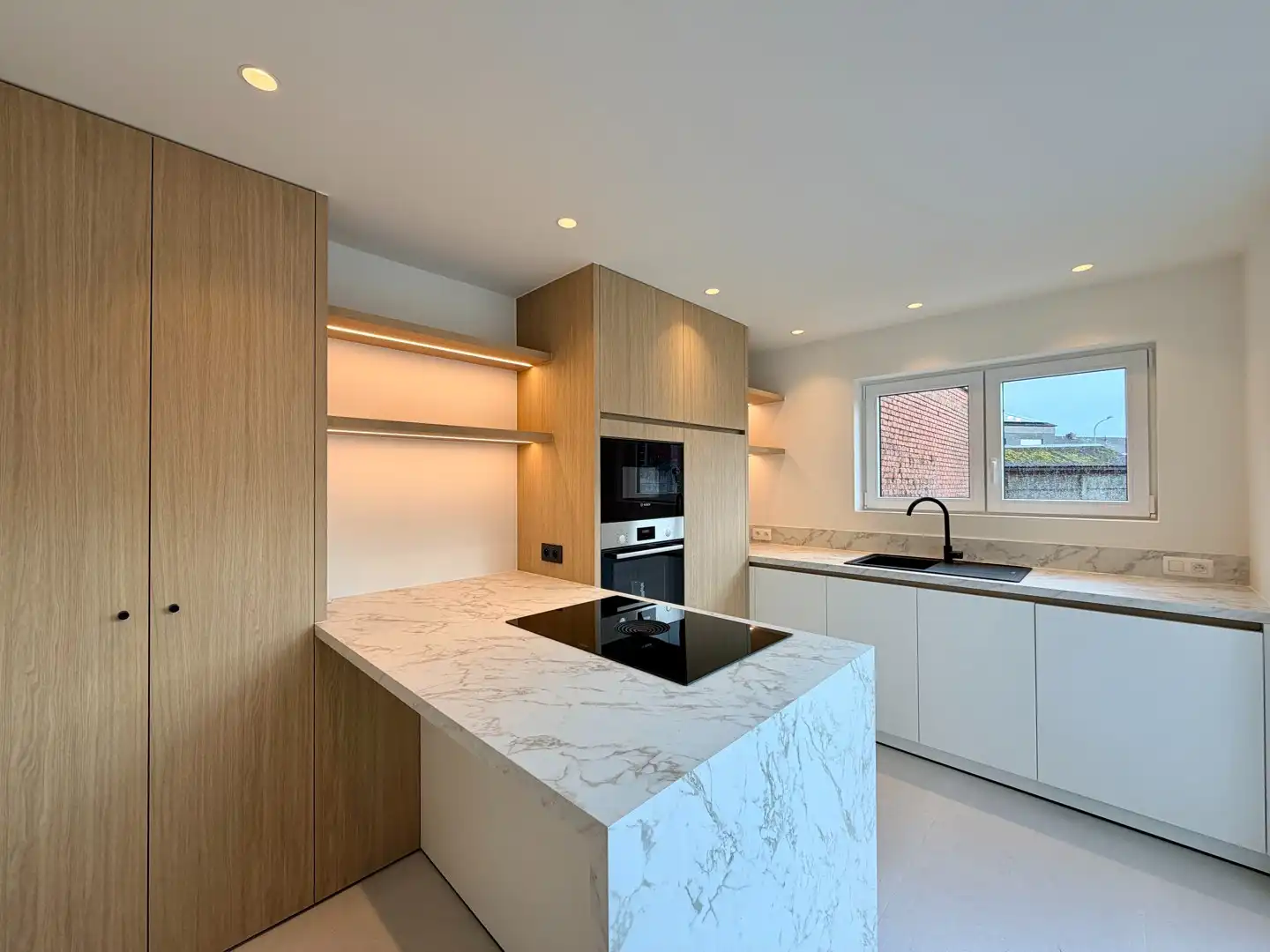 Volledig gerenoveerde woning met 3 slaapkamers en tuin te Izegem! foto 5