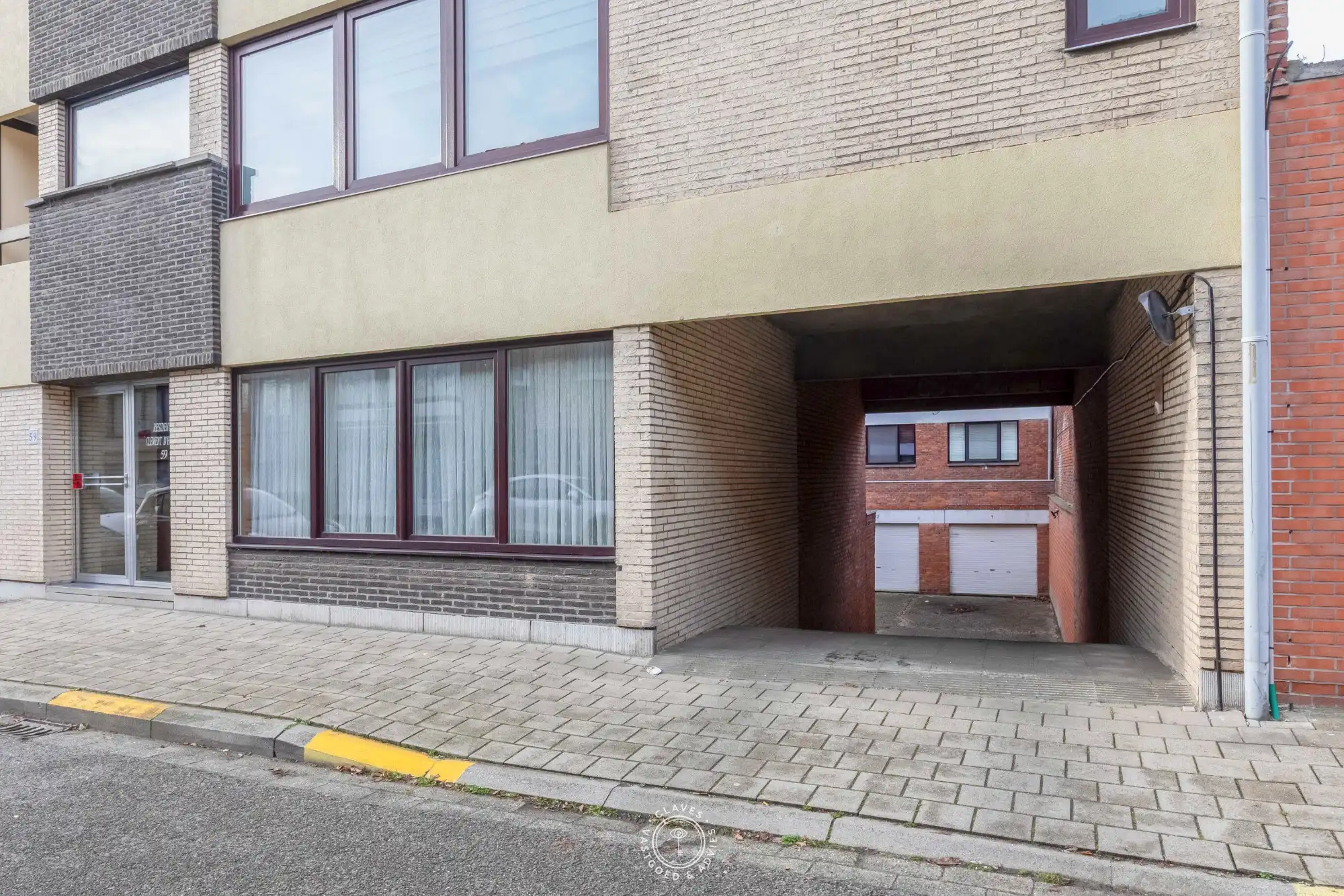 Centraal gelegen garagebox in Temse foto {{pictureIndex}}