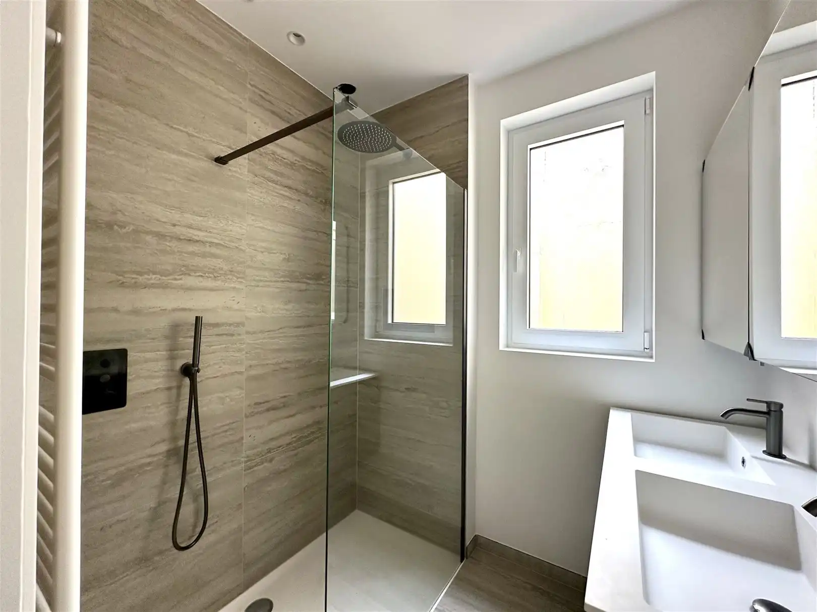 Ruim en licht 2-slaapkamerappartement met dakterras foto 12