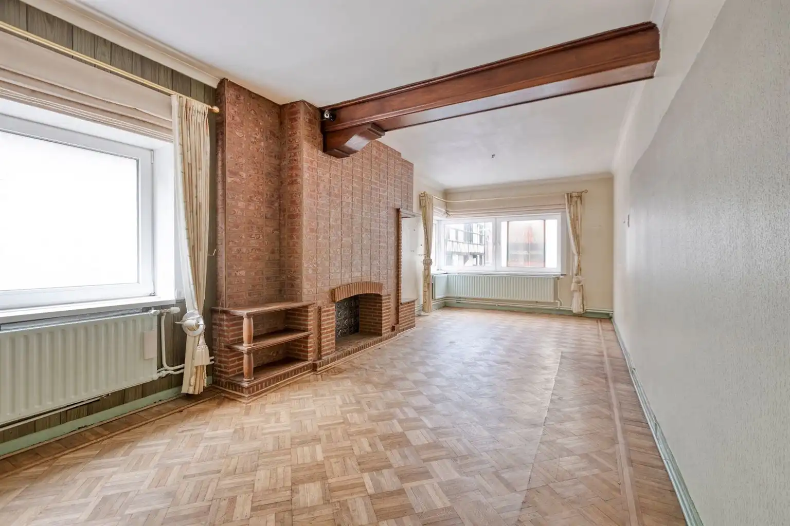 Karaktervol hoekpand met handelsruimte en ruime woning op een absolute topligging aan de Bosstraat in Maaseik.  foto 4