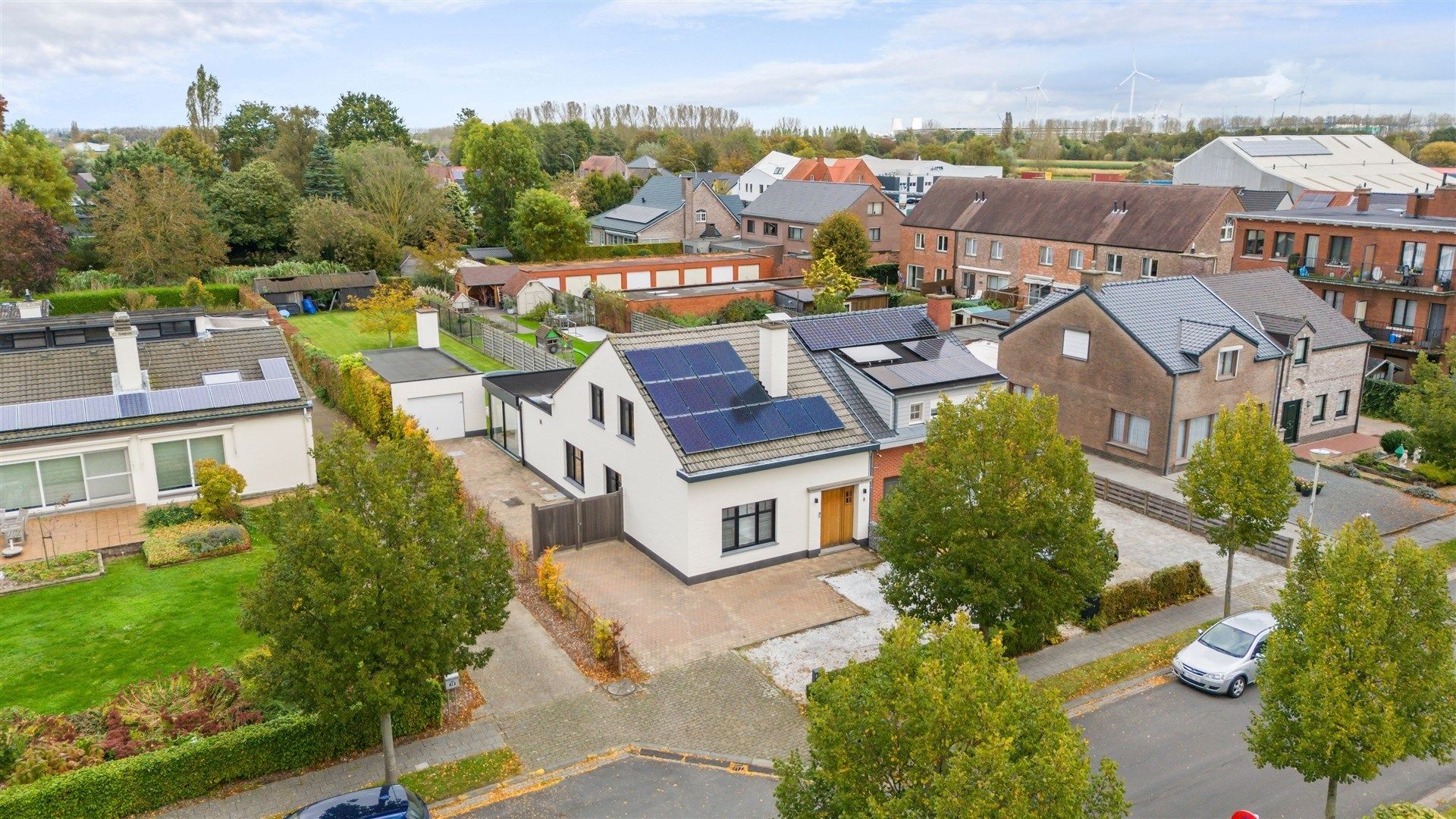 Hedendaagse gezinswoning met 2 ruime slaapkamers + gastenverblijf op een mooi perceel van 866m² foto 3