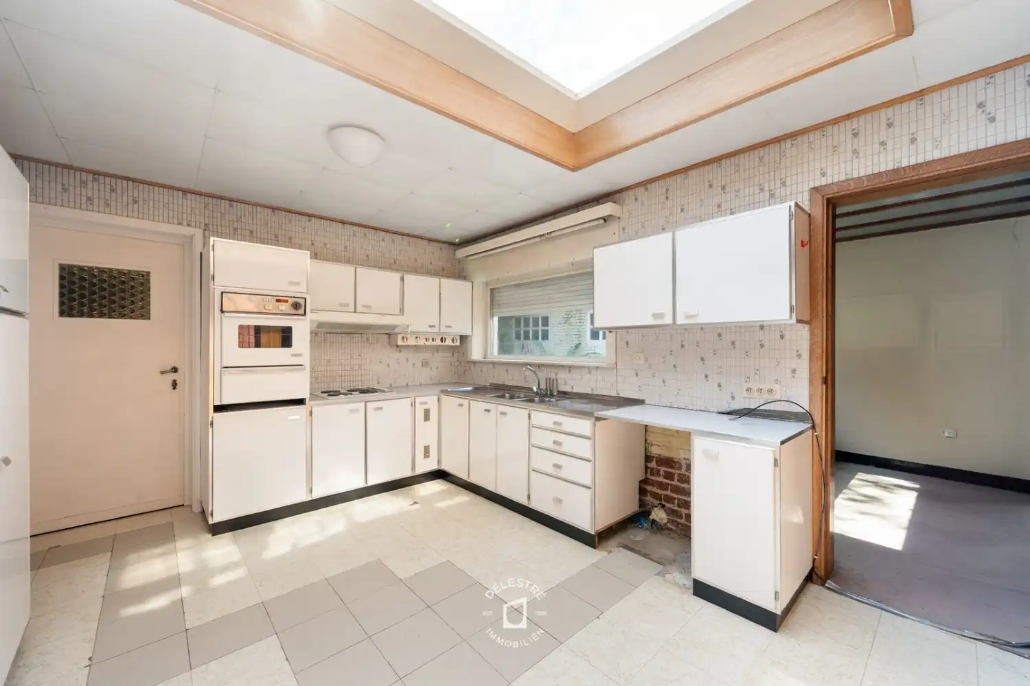 TE RENOVEREN ruime woning MET GARAGE boordevol karakter en mogelijkheden foto 7