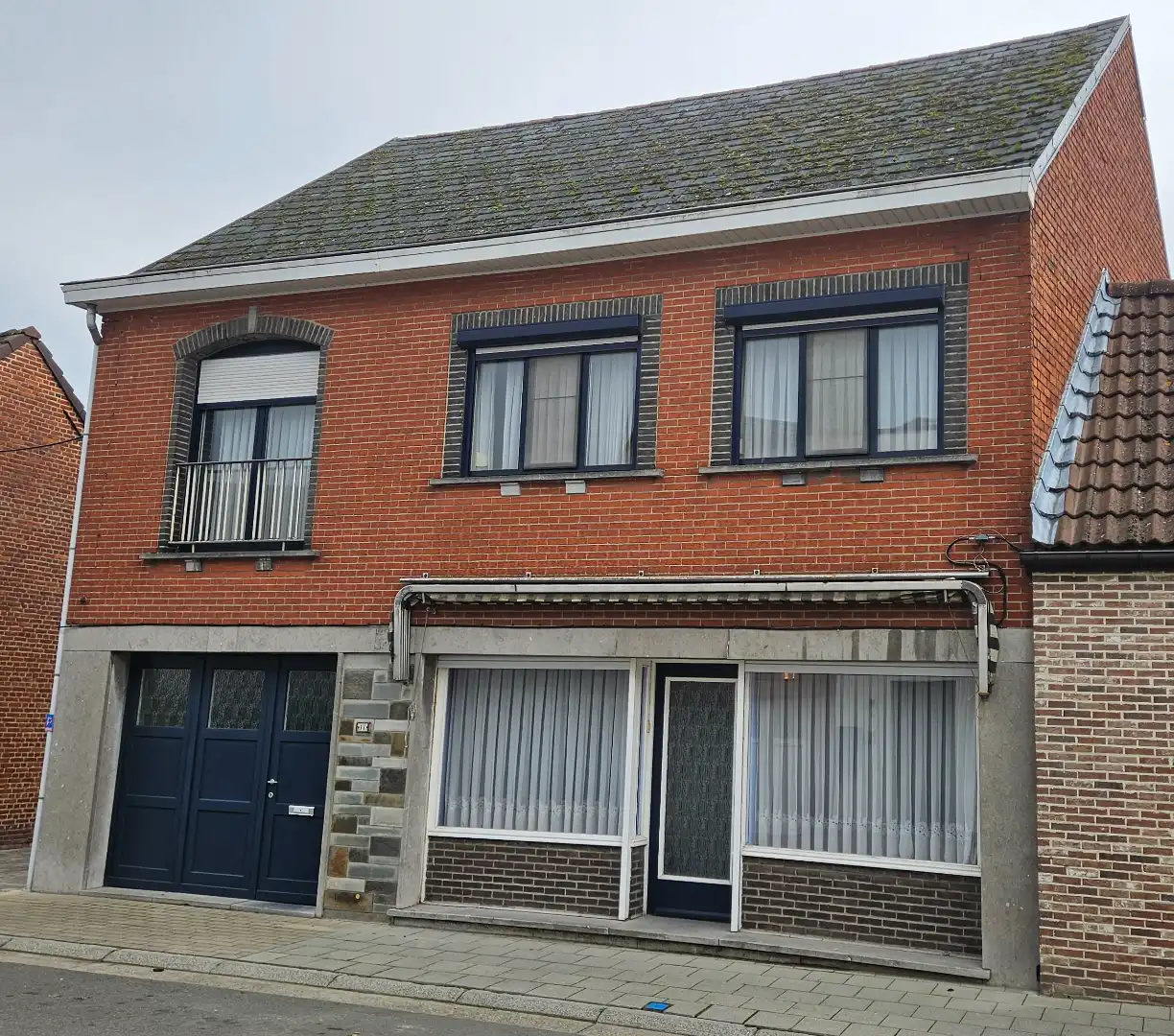 Ruime en stevige op te frissen woning met 4 slk, garage en tuin (met bijgebouw)  foto {{pictureIndex}}