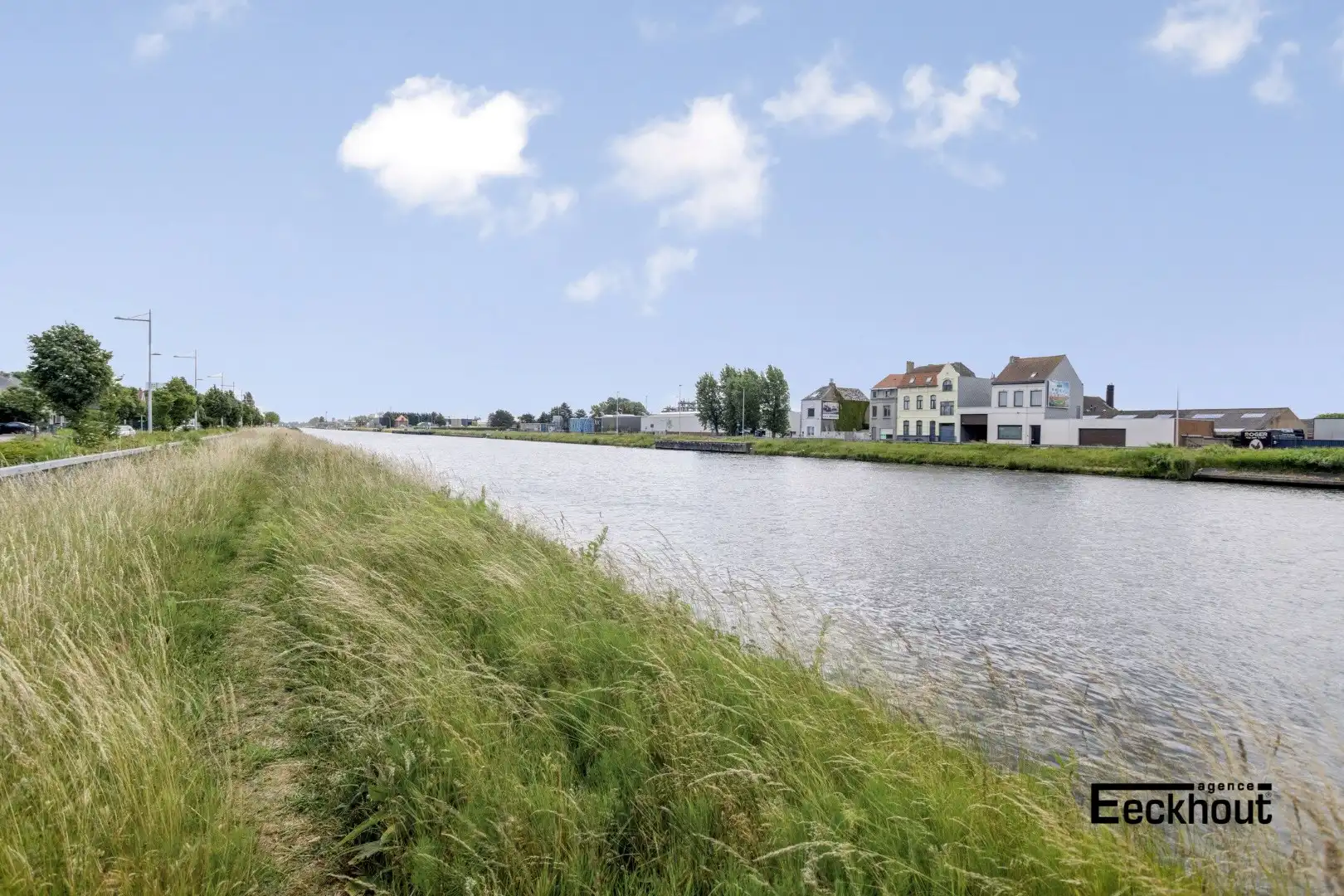 Ruime te renoveren woning met achterliggende atelier/garage en open zicht op kanaal Oostende - Brugge foto 4