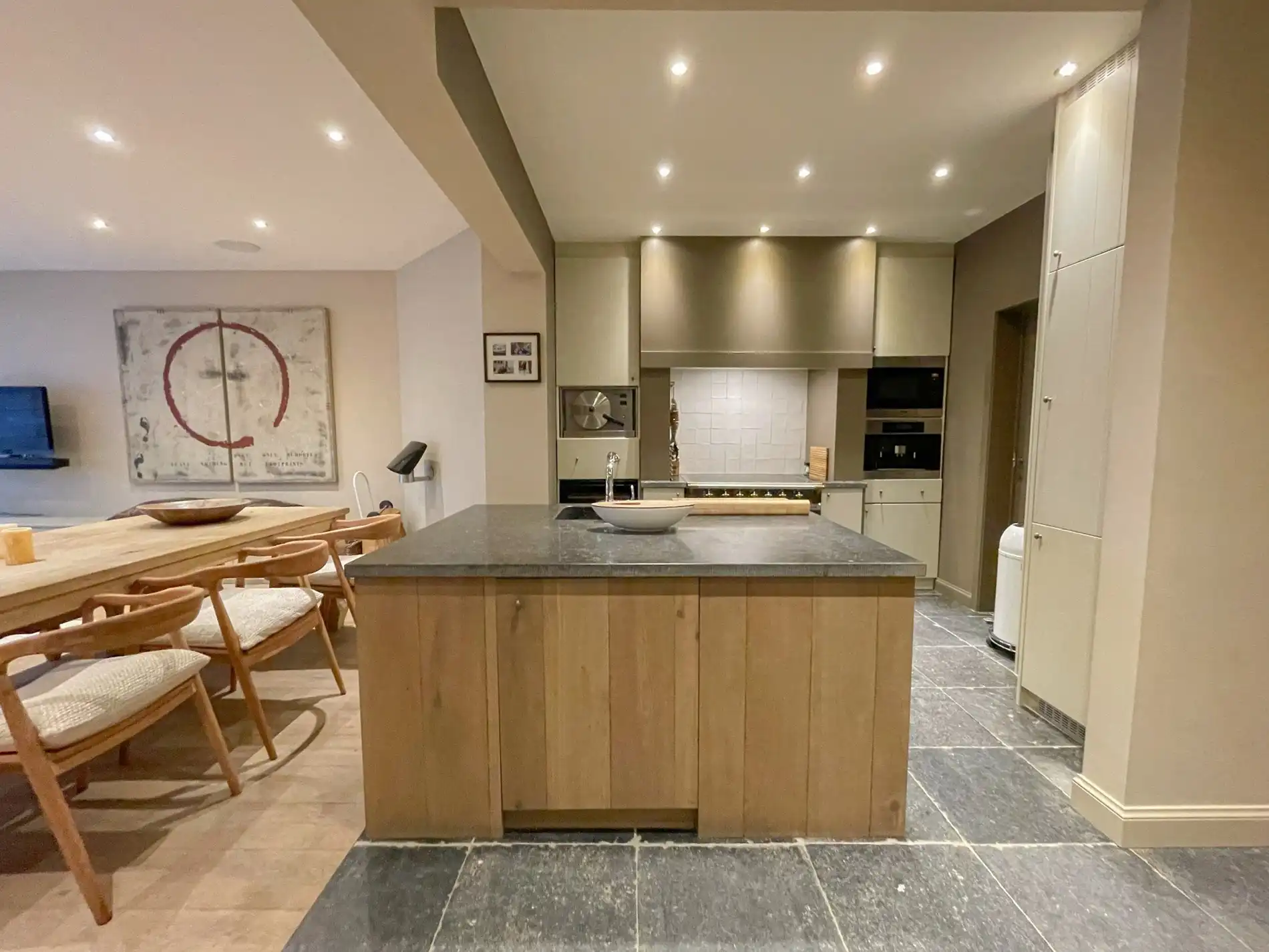 Aangenaam, perfect onderhouden appartement met een ruim terras. foto 4