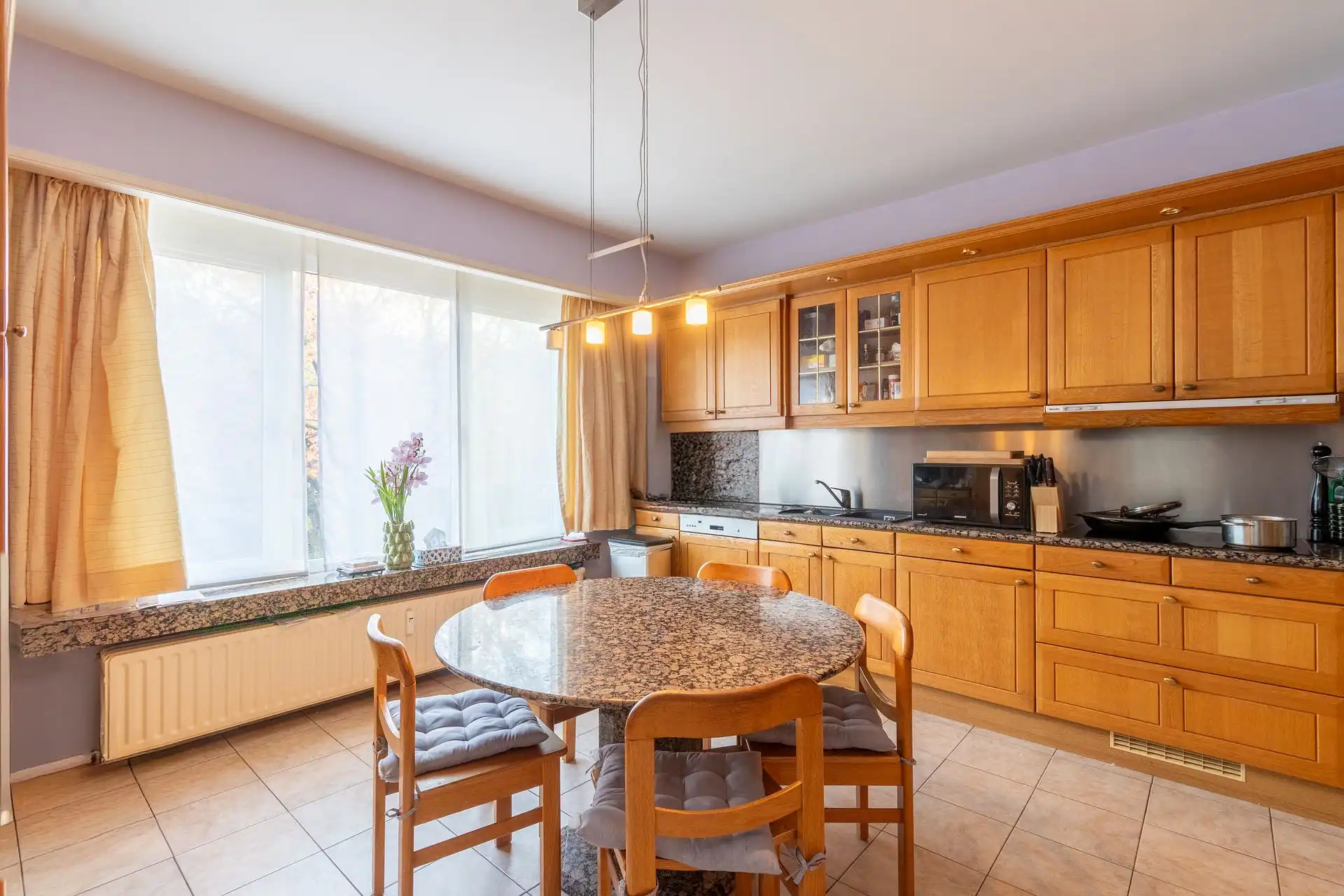 Een exclusief ruim duplex appartement met tuin en garagebox foto 7