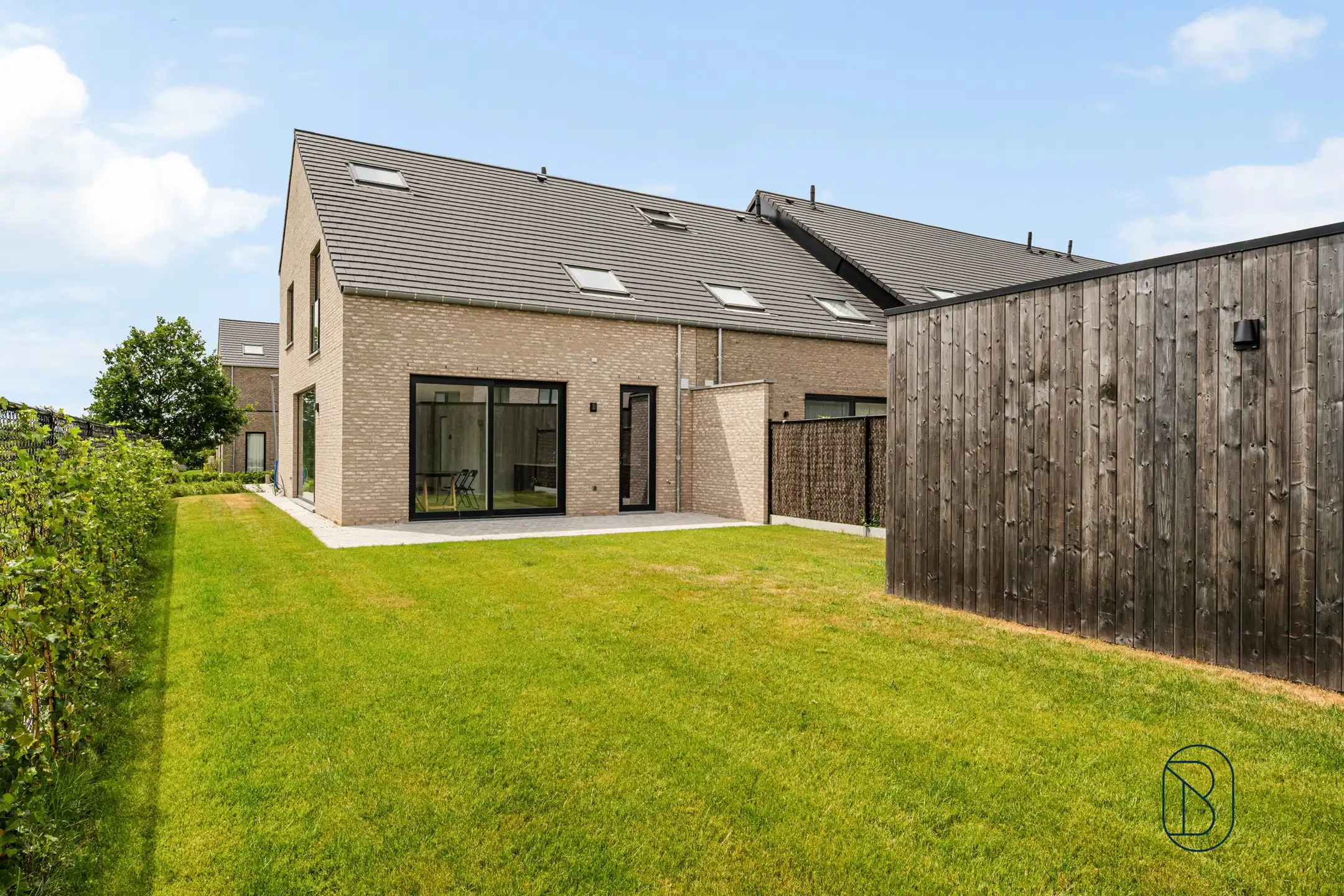Recente halfopen bebouwing met 4 slaapkamers, tuin en garage foto 5