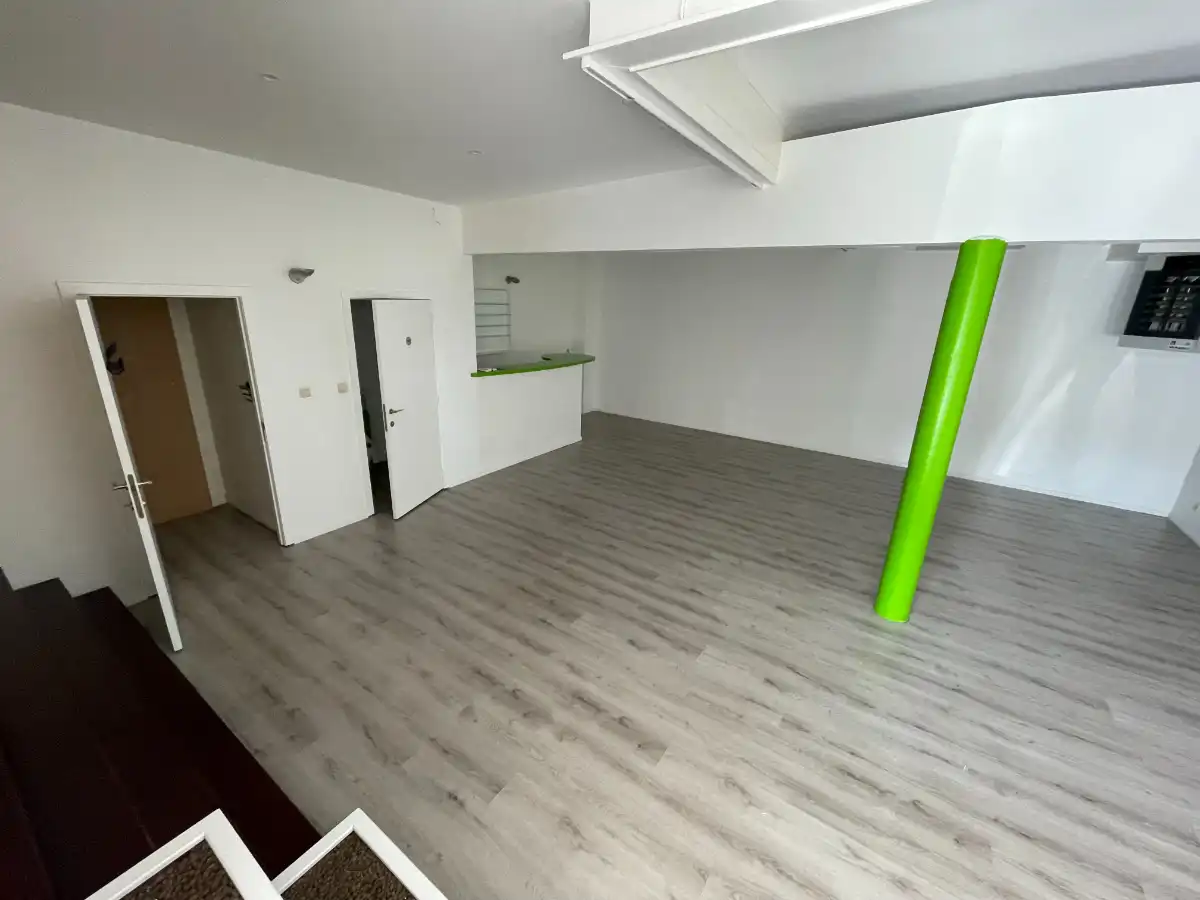 TOONZAAL + MAGAZIJN + KANTOOR foto 14