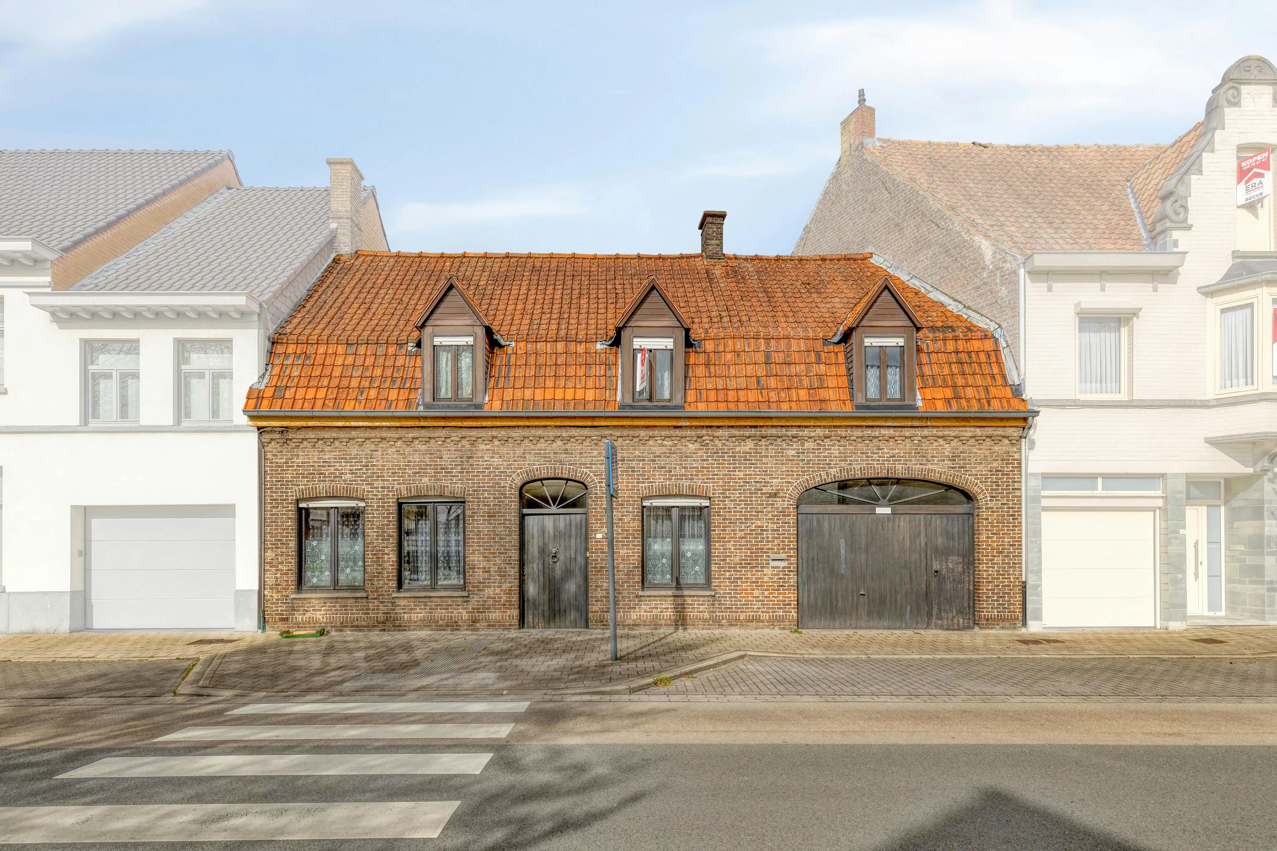 Ruime rijwoning met tuin en garage nabij centrum Izegem. foto 2