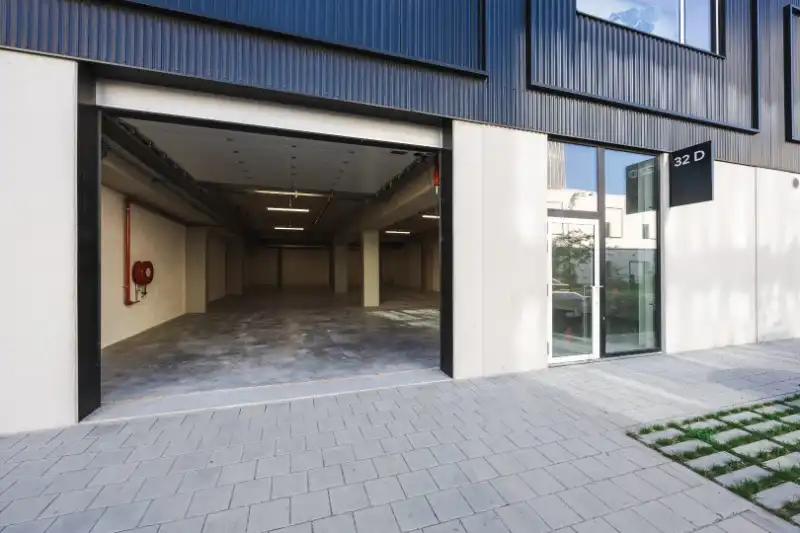 Magazijn met 4 parkeerplaatsen te huur foto 2