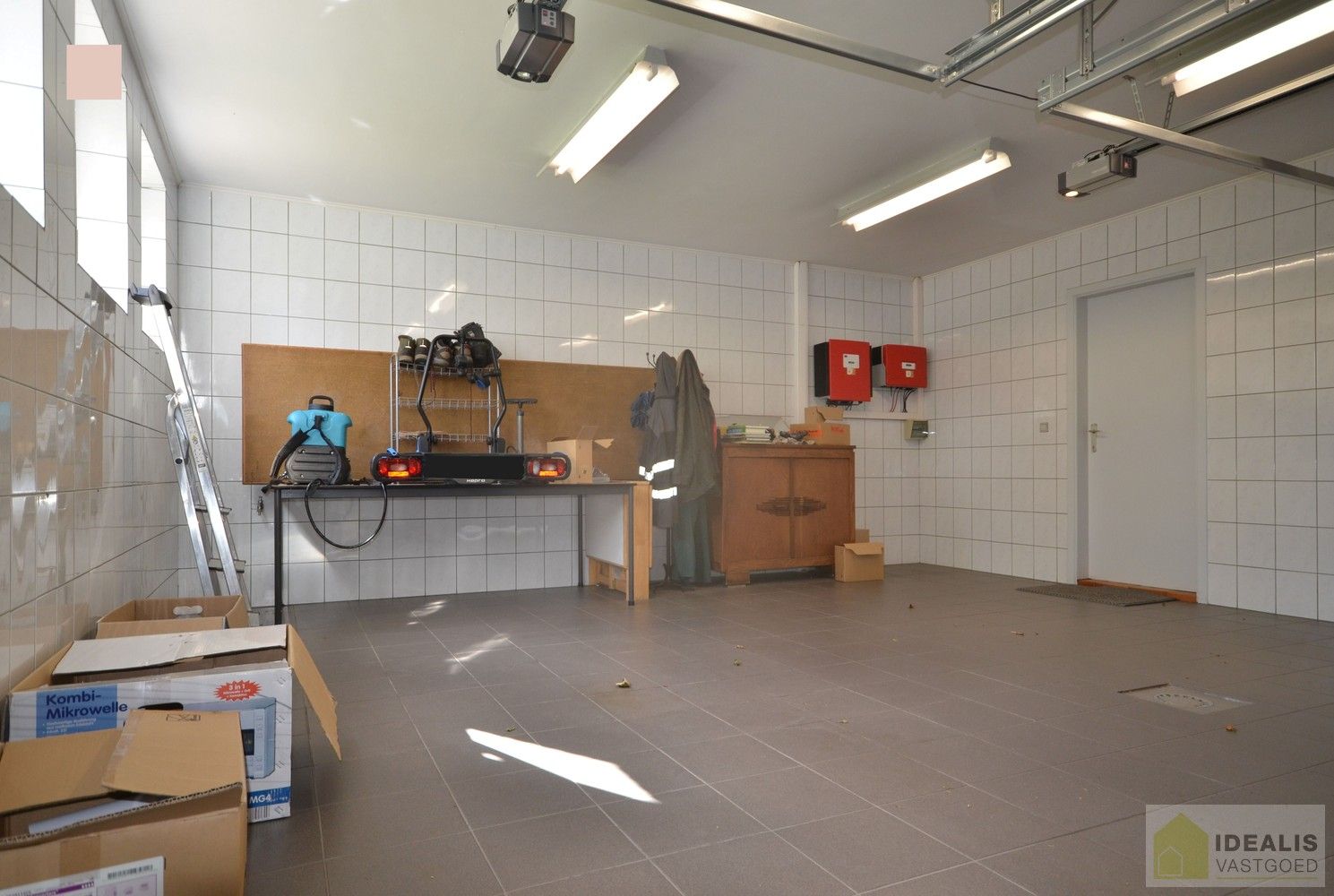 IDEALIS VASTGOED – Charmante, instapklare woning in een groene, rustige omgeving in hartje Hechtel (Hechtel-Eksel) met +-370m² bewoonbare oppervlakte! Deze gezellige woning biedt een aangename leefruimte, maar liefst 5 slaapkamers, 2 badkamers, een praktische indeling én een ruime tuin waar je volop kan genieten van het uitzicht. Het pand bevindt zich op een mooi breed perceel en is ideaal voor wie houdt van rust en privacy, maar toch een vlotte verbinding wenst naar omliggende gemeenten en steden. foto 34