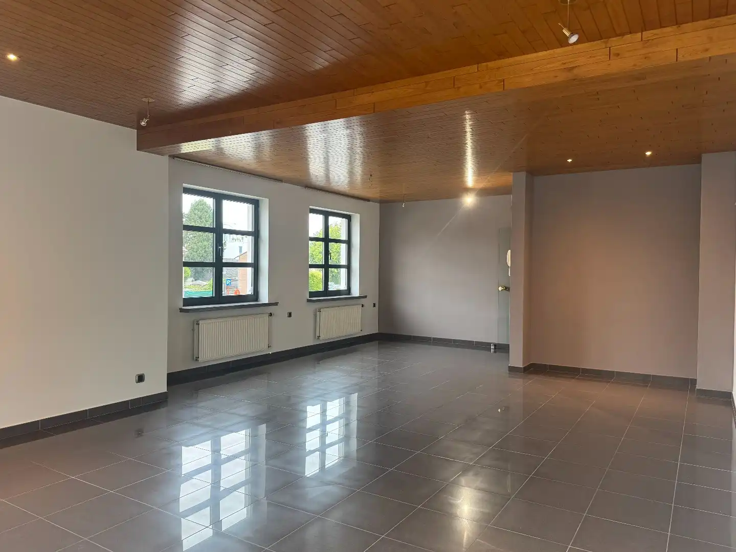 TE HUUR - Op zoek naar een ruim appartement in hartje Merchtem? Welkom Home! foto 2