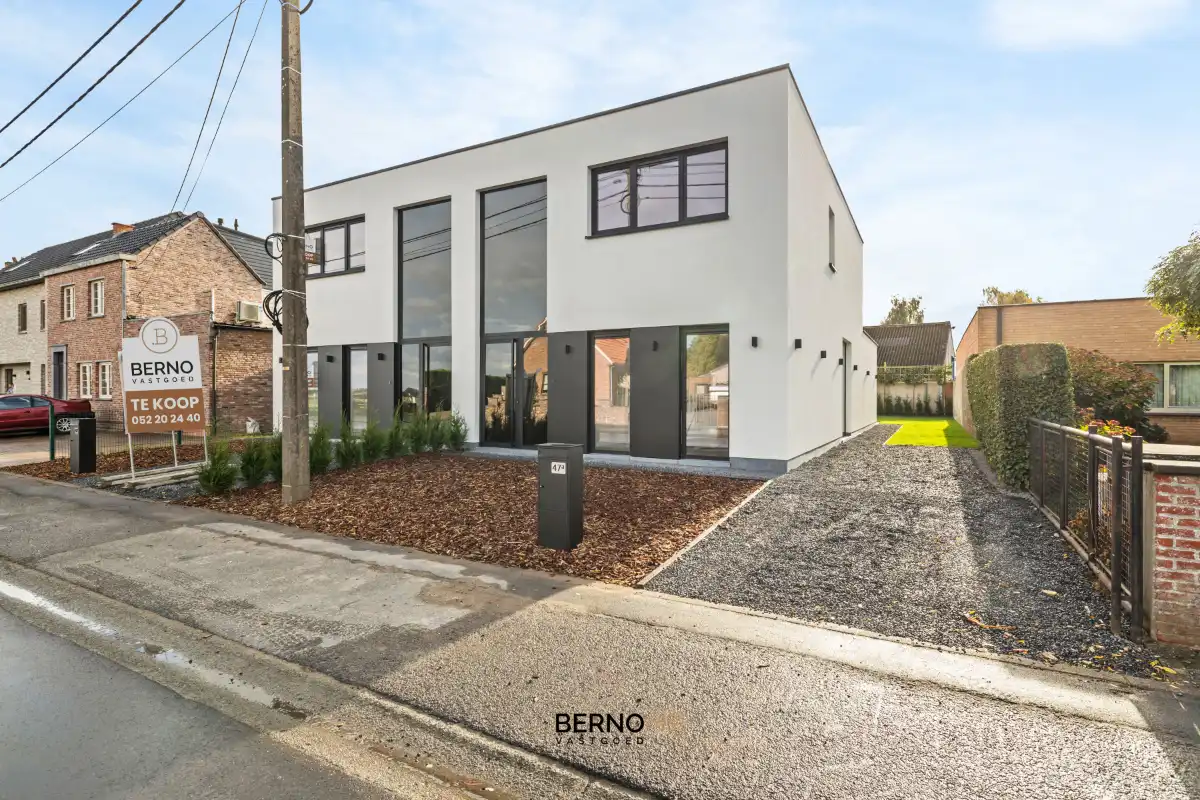 Nieuwbouwwoning met zuidwestgerichte tuin foto {{pictureIndex}}