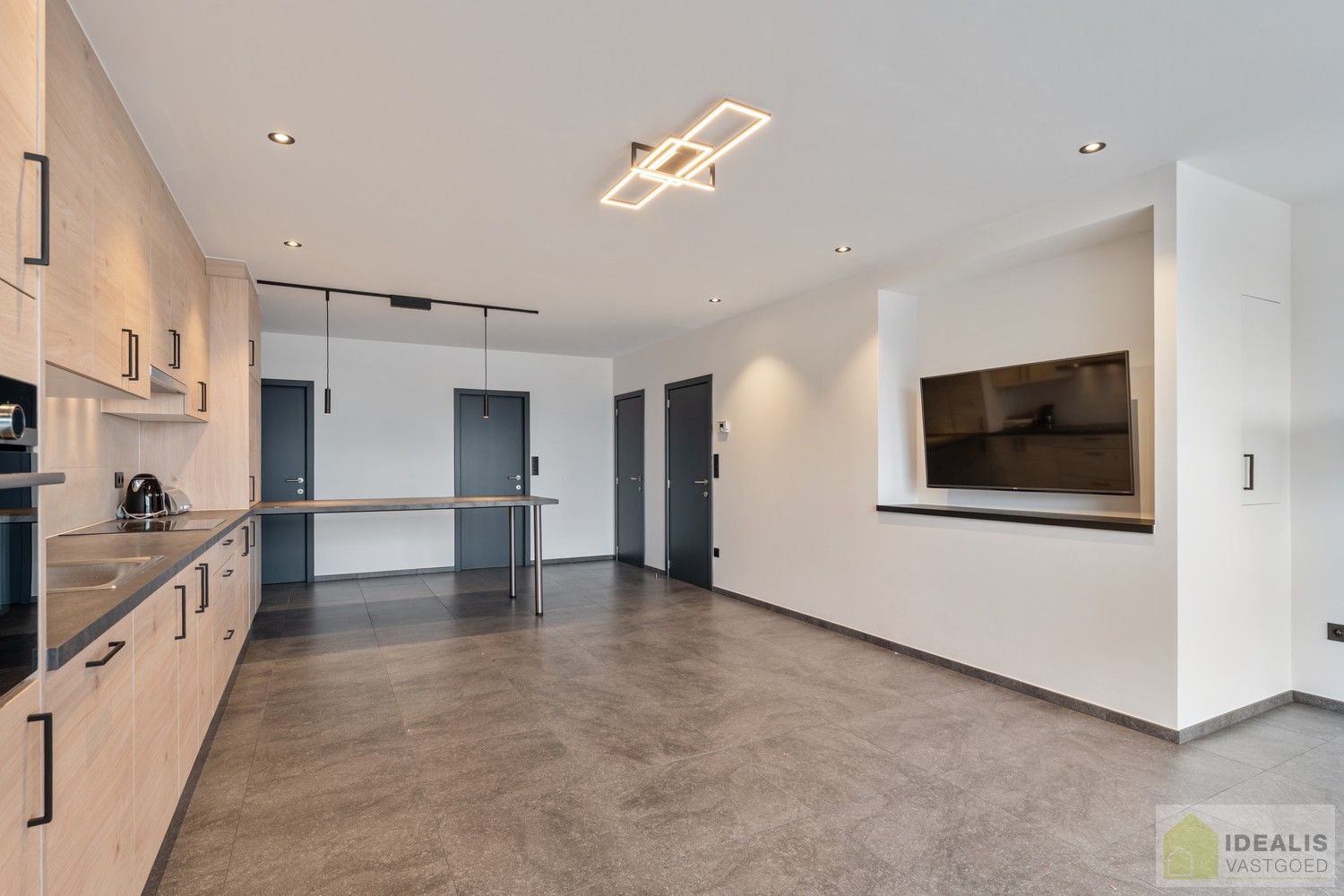 INSTAPKLAAR APPARTEMENT MET MAGAZIJN/KANTOOR OP BEDRIJVENTERREIN DE RIETKOLK!! Dit instapklare pand bestaat uit een hal/opslag van +-100m², met bureel/keuken en een aparte inkom voor het woongedeelte. Het appartement omvat een ruime woonkamer met uitgeruste keuken, 2 slaapkamers, badkamer, bergruimte en waskamer. Het pand leent zich perfect als kantoorlocatie met opslag in combinatie met wonen. foto 16