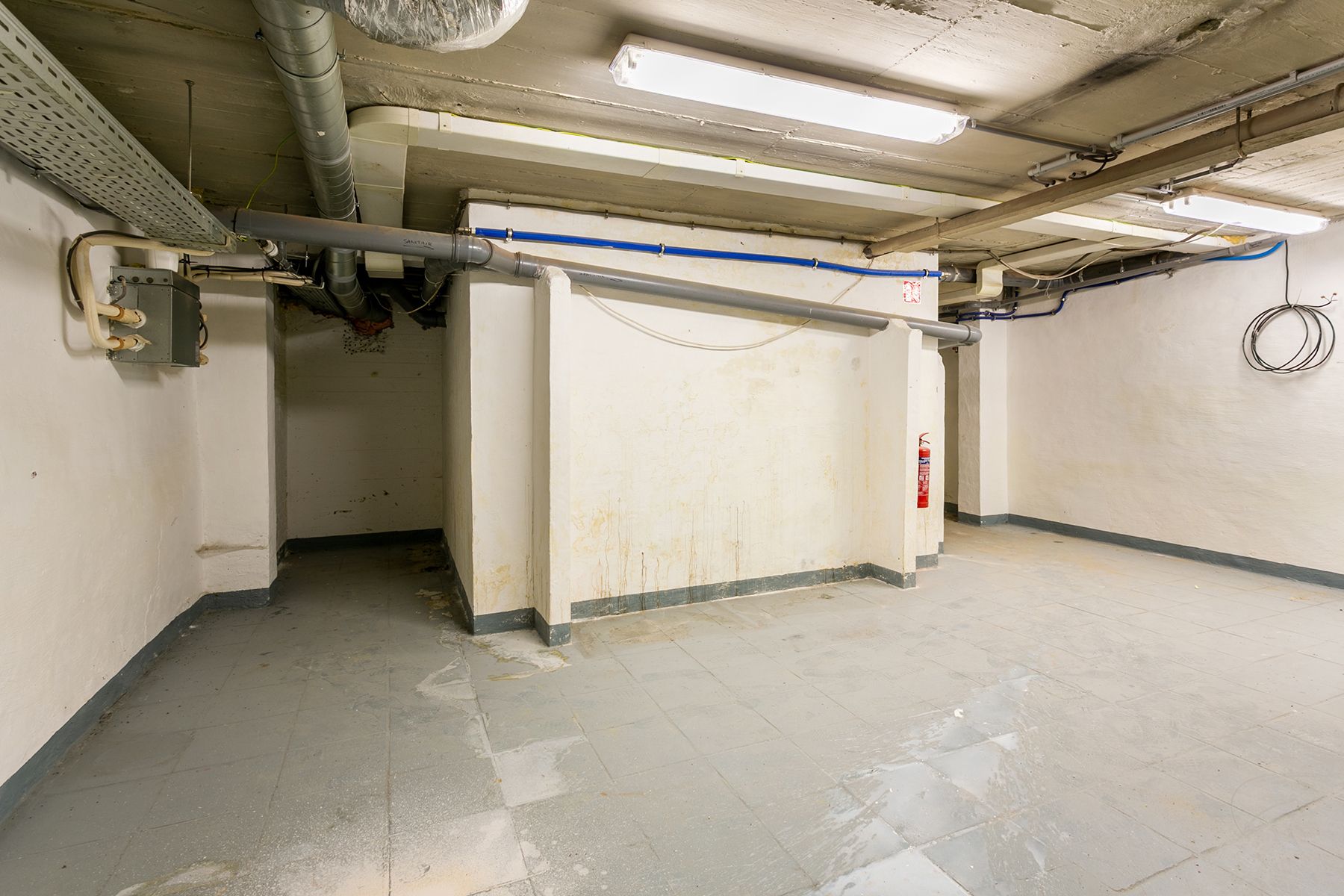 Commerciële Ruimte met Privatieve Kelder en Parking foto 11