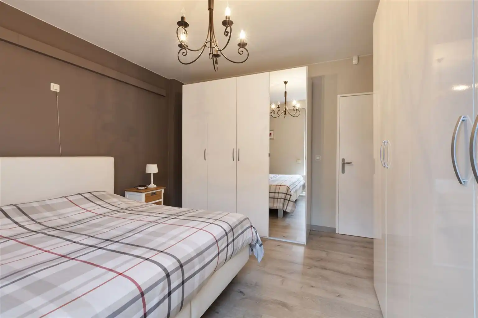 Ruim gelijkvloers 2-slaapkamer appartement met overdekt terras, ondergrondse autostaanplaats en aparte berging, gelegen vlakbij het centrum van Maaseik. foto 13