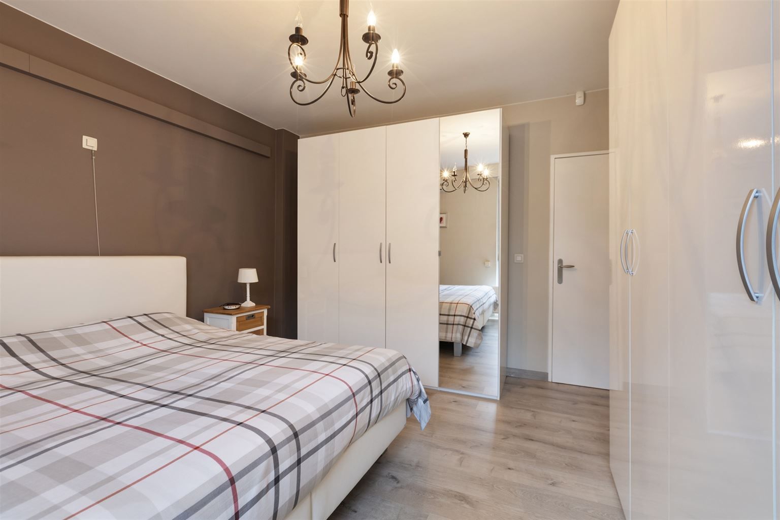 Ruim gelijkvloers 2-slaapkamer appartement met overdekt terras, ondergrondse autostaanplaats en aparte berging, gelegen vlakbij het centrum van Maaseik. foto 13