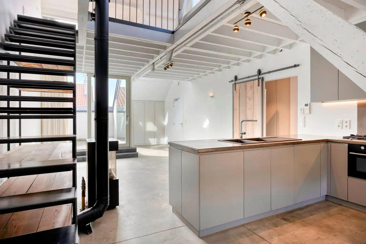 Exceptioneel en luxueus gerenoveerd 19e eeuws duplex dakappartement midden in de binnenstad. foto 10