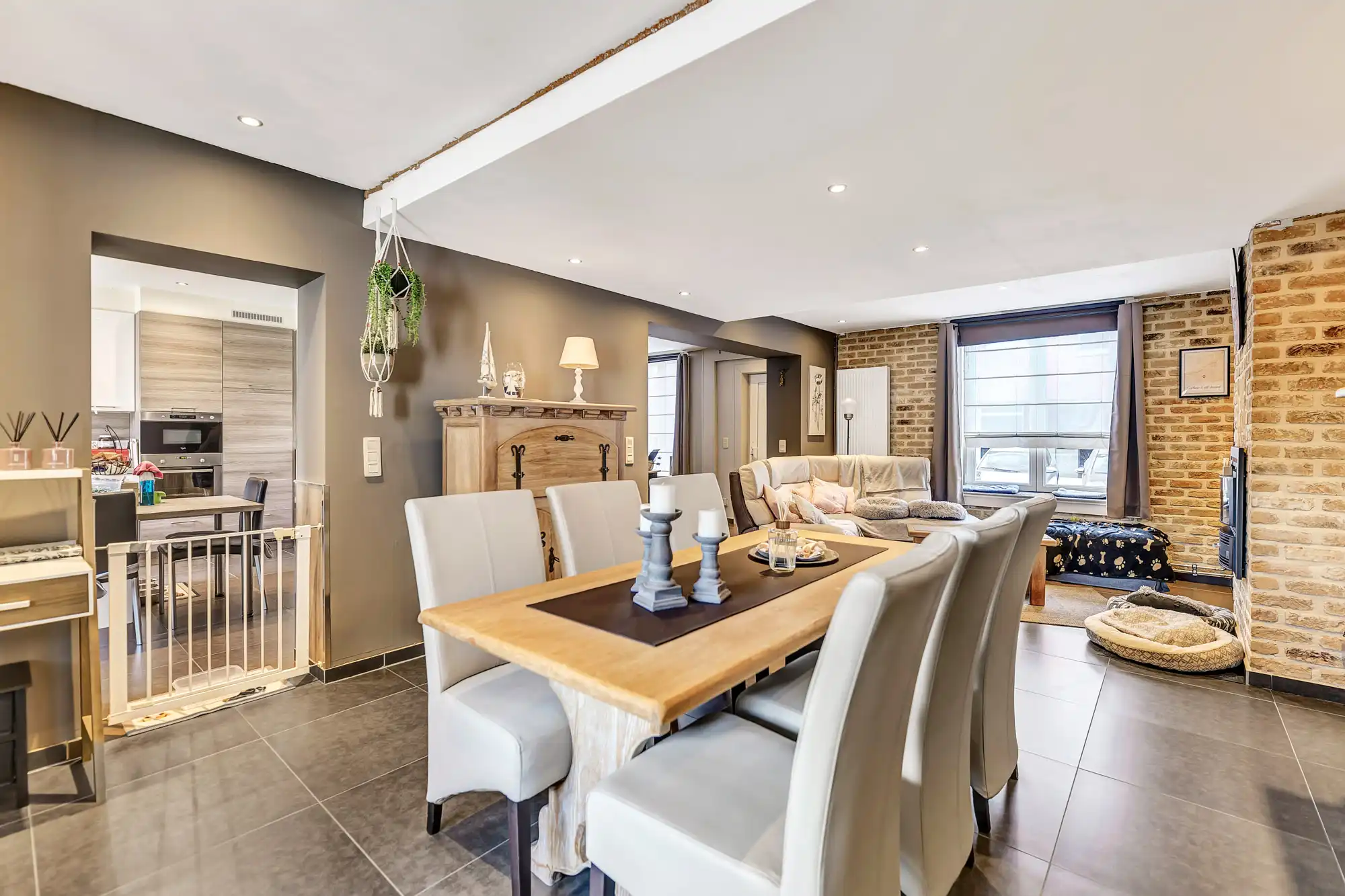 Instapklare woning met ruime garage/opslagplaats foto 2