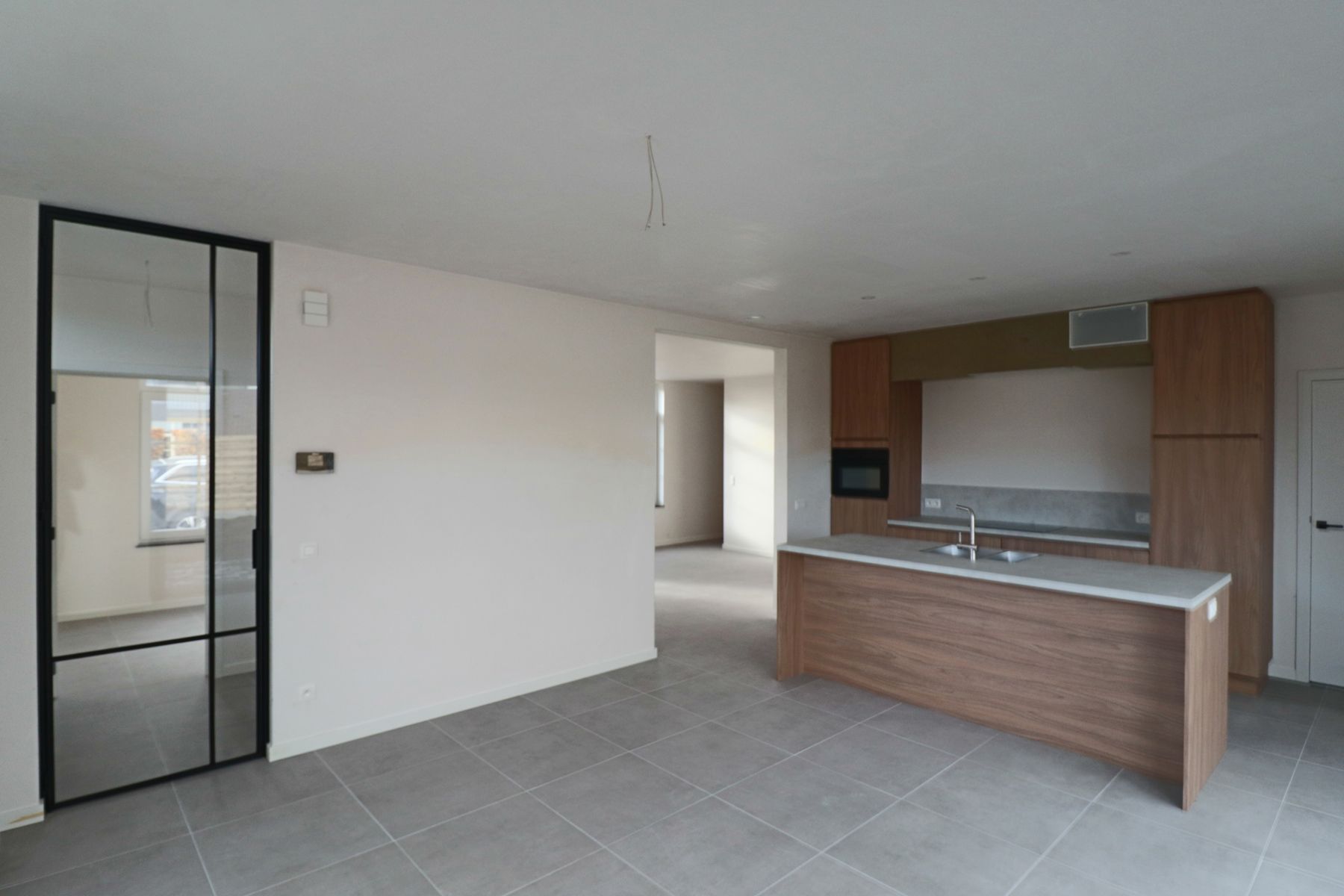 Ruime gezinswoning (ca 245 m²) met 3 slaapkamers op perceel van ca. 330 m². foto 3