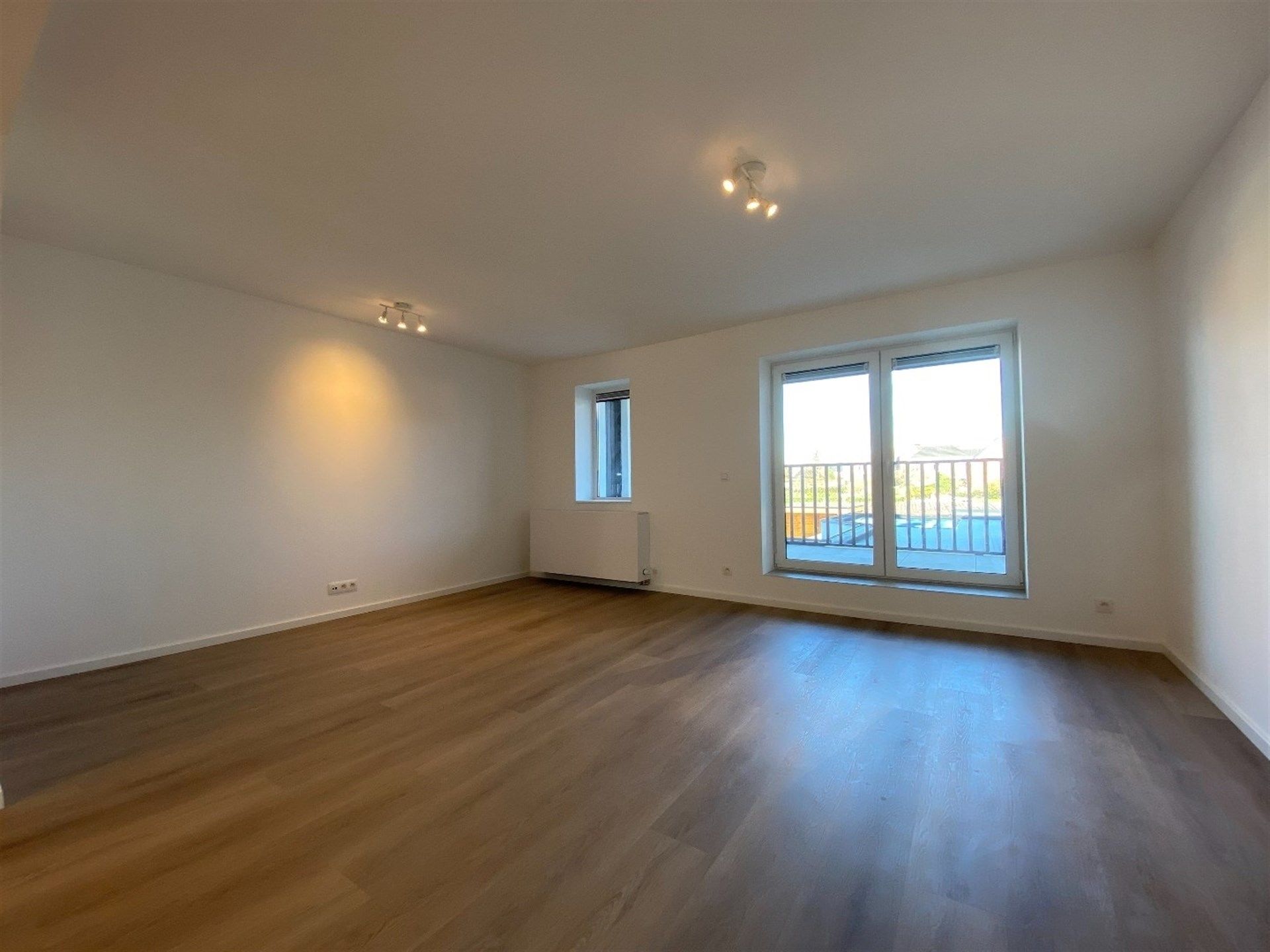 Totaal gerenoveerd, energiezuinige 2 slaapkamer appartement met terras. foto 7