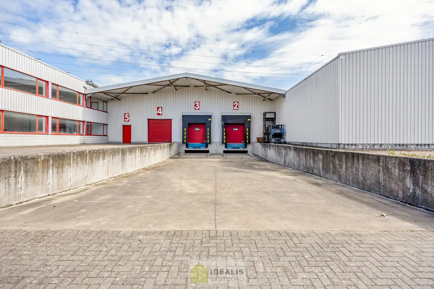 IDEALIS VASTGOED – Industrieel bedrijfsgebouw van maar liefst +-5000m² bruikbare oppervlakte, bestaande uit bedrijfshallen, kantoor- en vergaderruimtes en een appartement met een centrale ligging op industrieterrein Genk Zuid op een perceel van 10.326m² (1,03 hectare). foto 6