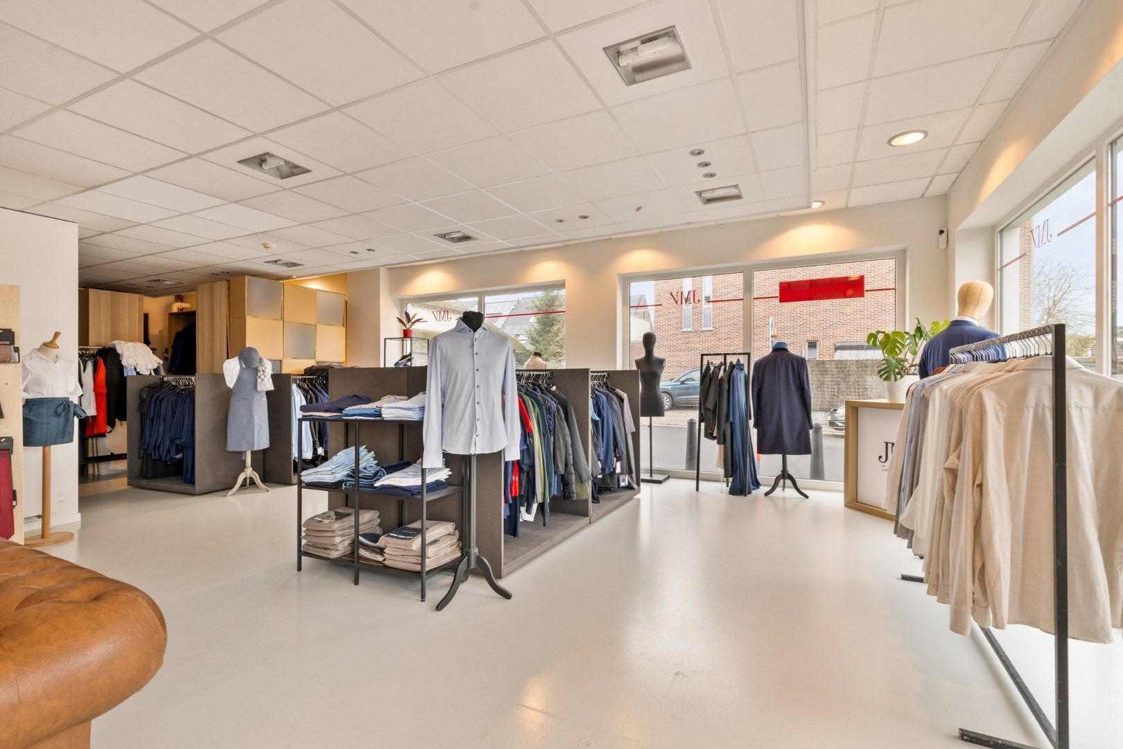Handelsgelijkvloers/atelier/praktijkruimte van 357 m2 en 6 parkings! foto 4