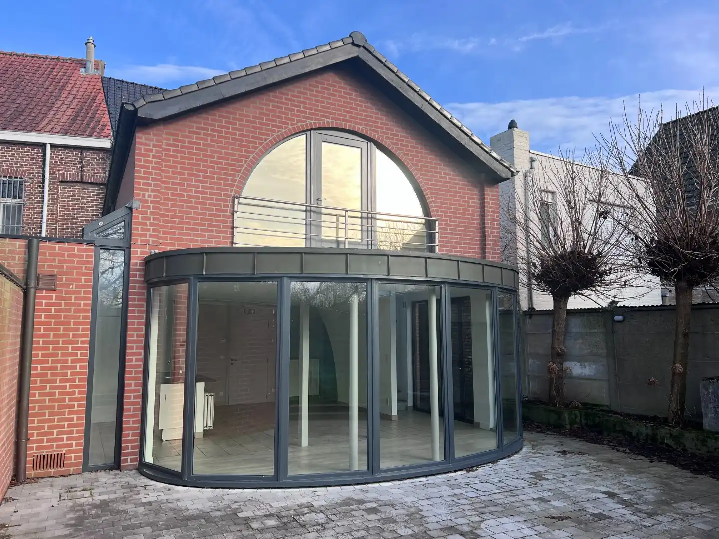 Ruime en lichtrijke woning met tuin te huur in Zomergem foto {{pictureIndex}}