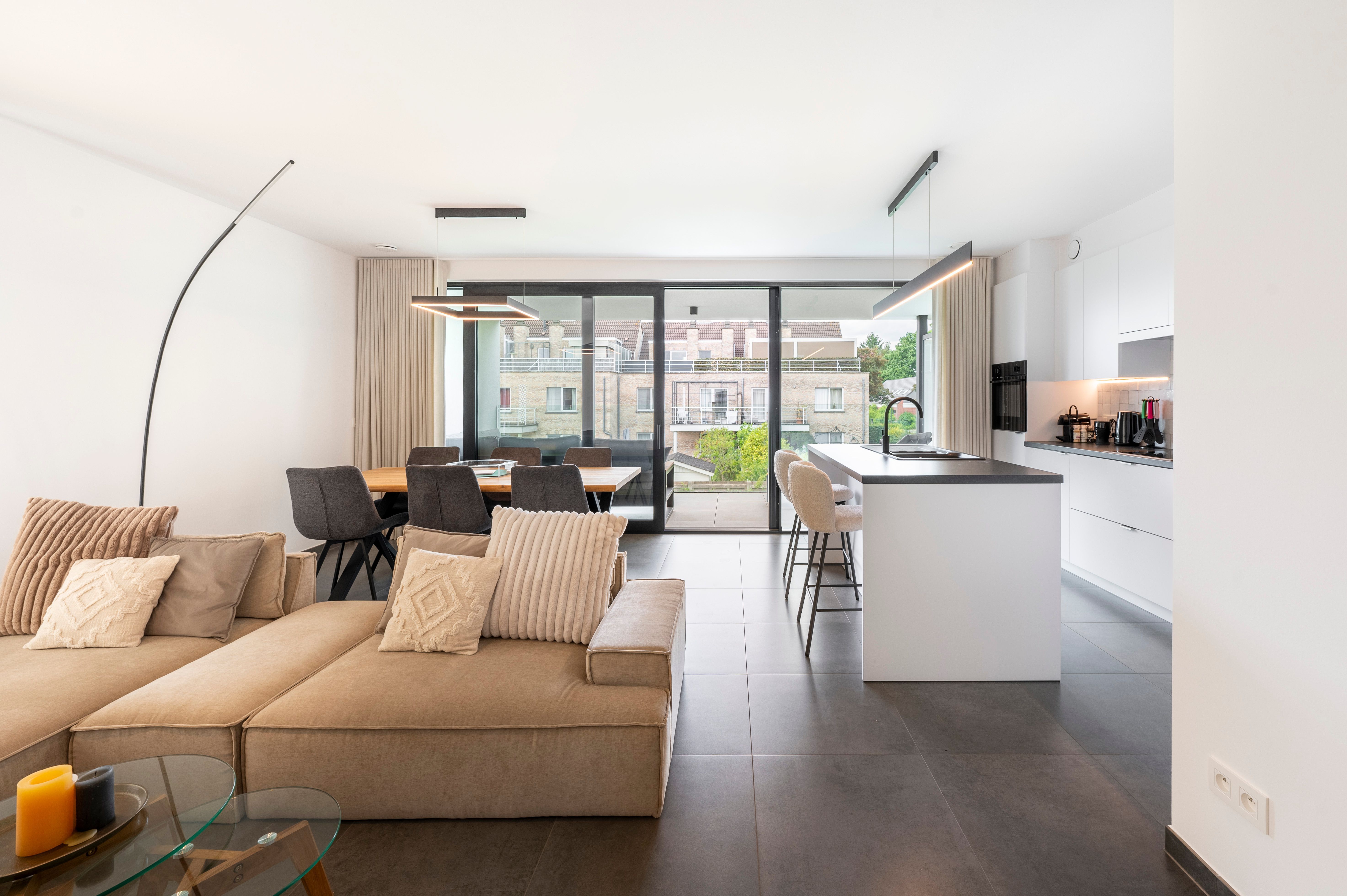 Instapklaar nieuwbouwappartement met 2 staanplaatsen en kelderberging in Brecht! foto 10