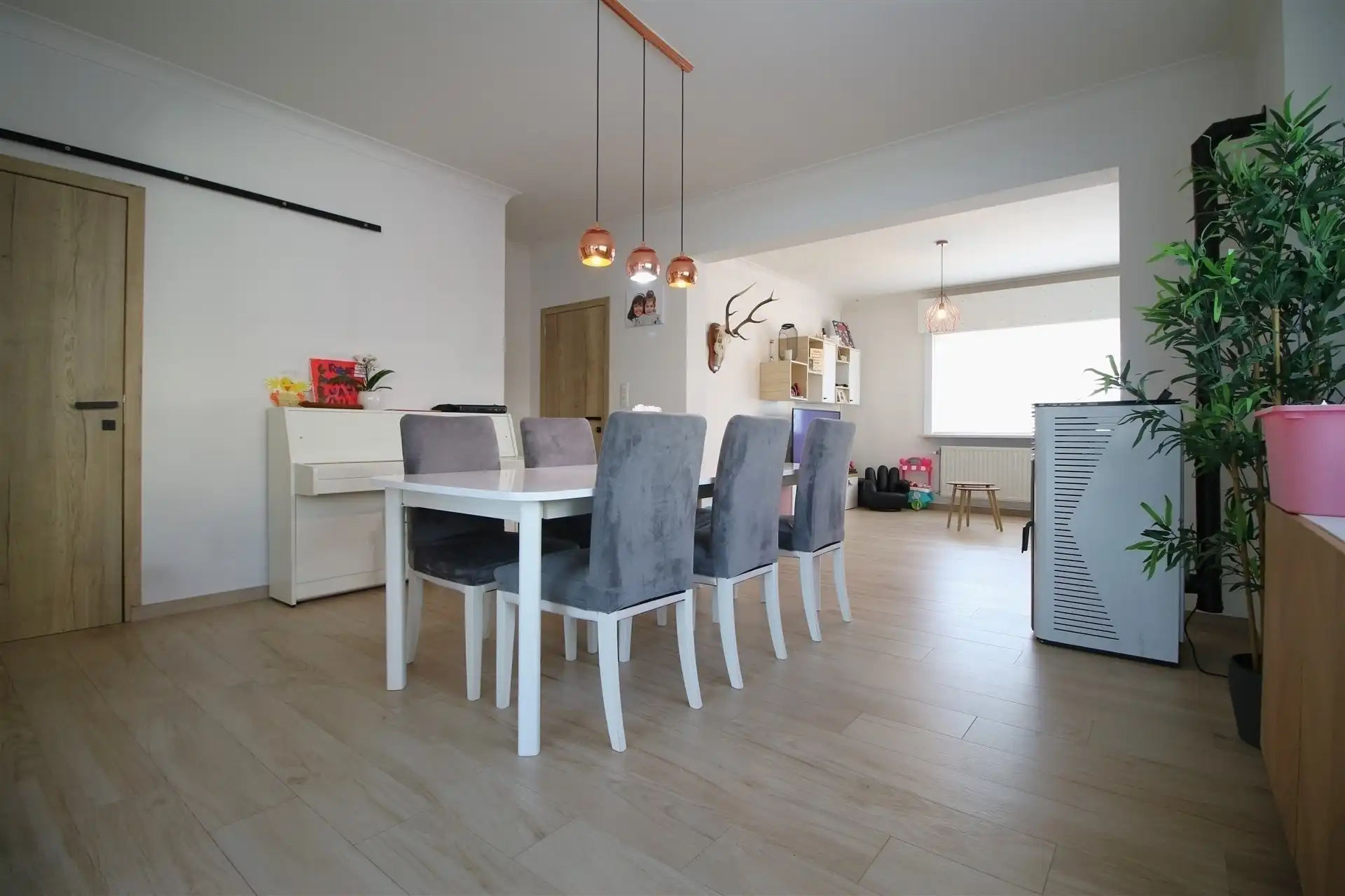 Gerenoveerde woning met 4 slaapkamers foto {{pictureIndex}}