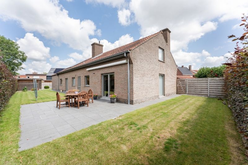 Hooglede. Zeer verzorgde gelijkvloerse villa met 3-4 slaapkamers, dubbele garage en kleine bergloods. Uiterst rustig gelegen overal dichtbij op een prachtige locatie! Ideaal voor bewoners met  extra bergruimte. foto 2