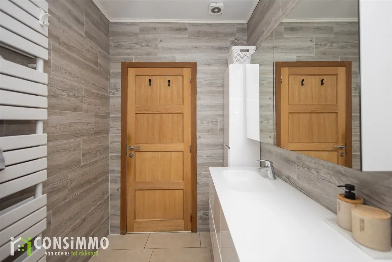 Instapklare en ruime woning met 5 slaapkamers in Genk foto 14