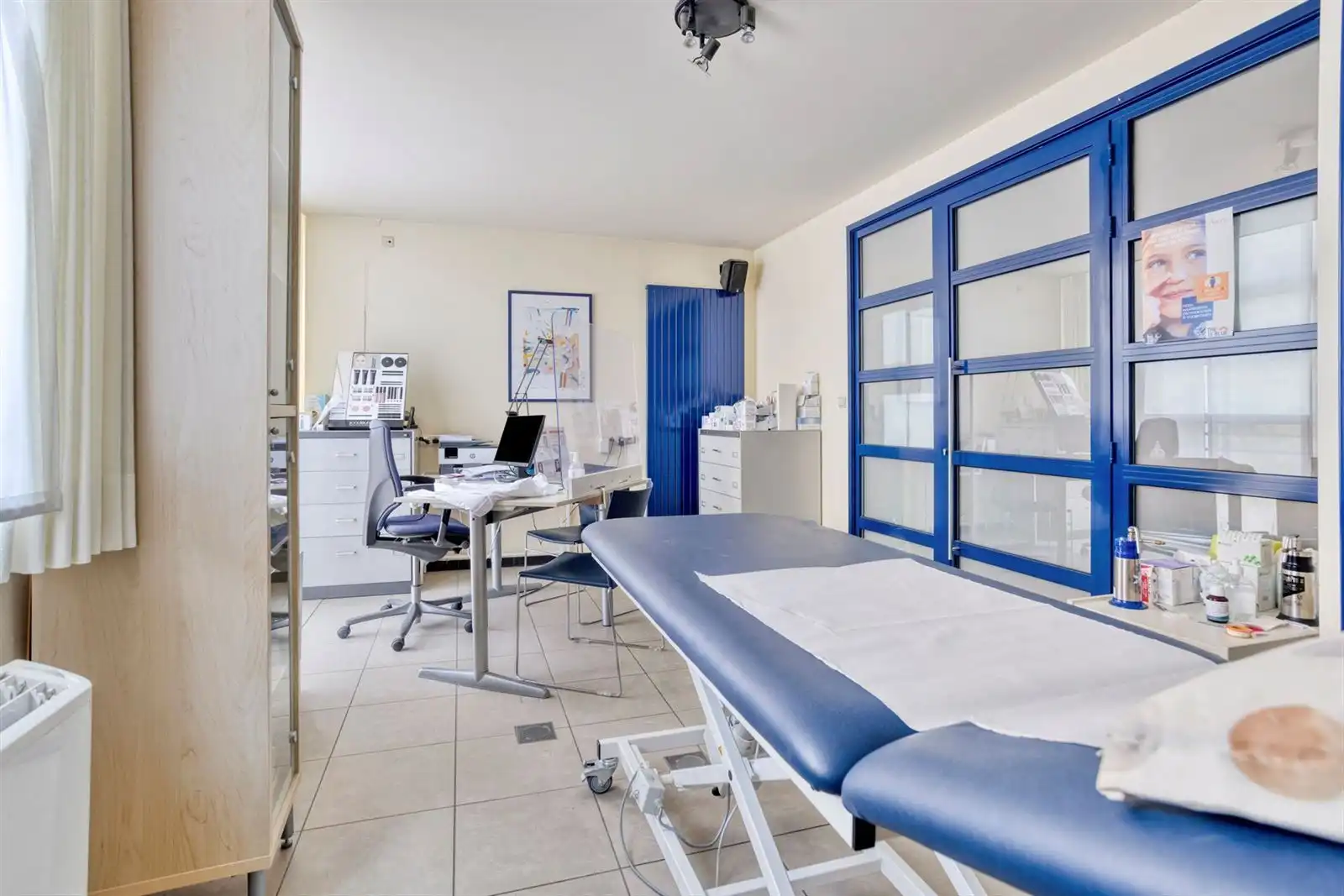 Praktijk (label B) met 4 staanplaatsen en ruim terras  foto 14